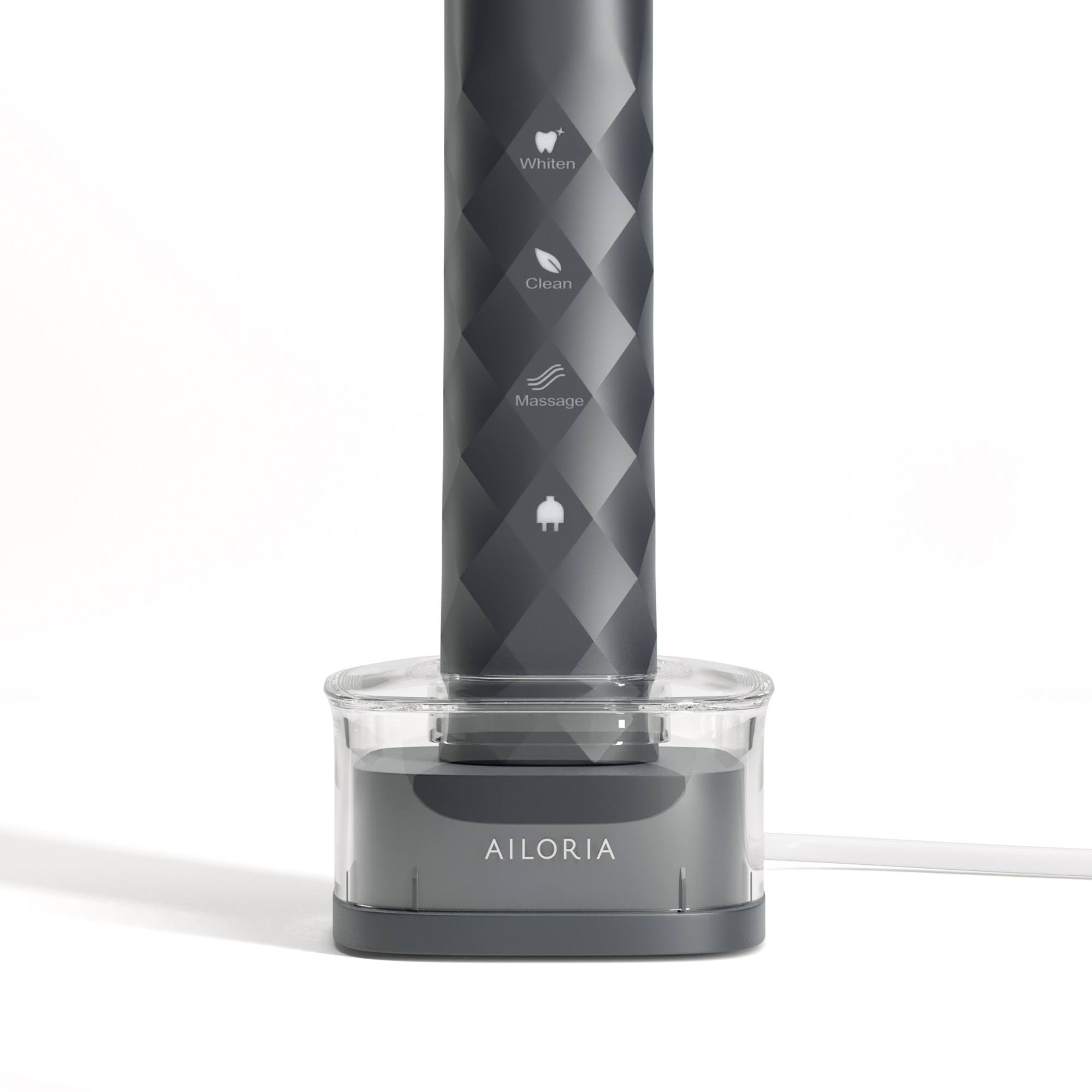 Un cepillo de dientes eléctrico gris oscuro con una base de carga transparente.