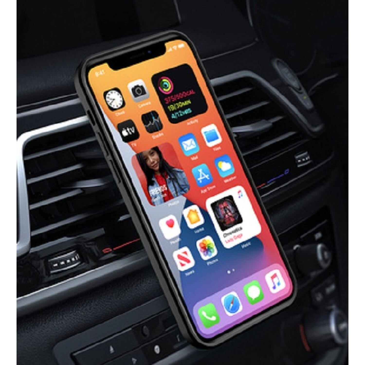 Ein iPhone, das App-Symbole anzeigt. Das Telefon befindet sich in einem Auto, am Armaturenbrett befestigt.