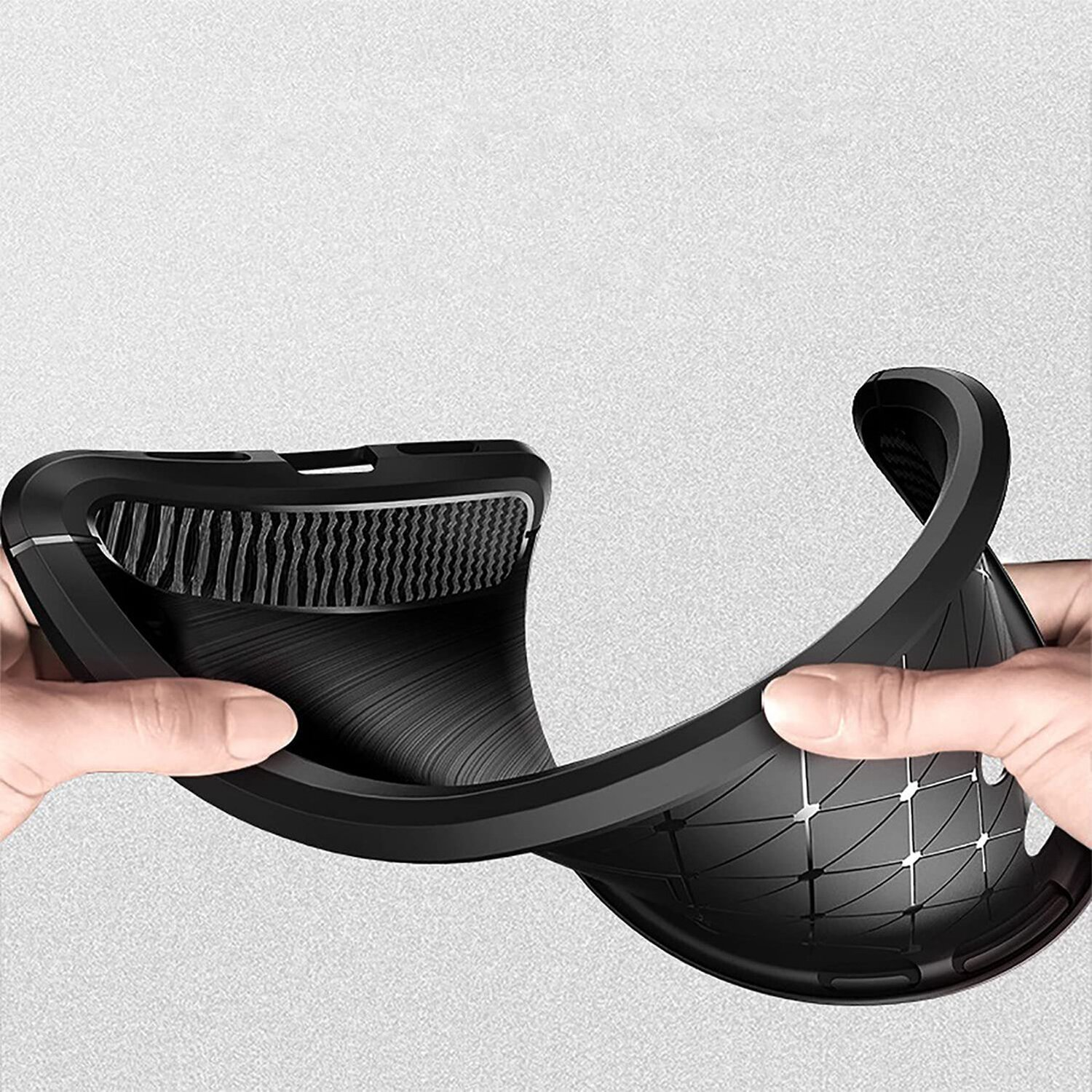 Hände biegen eine schwarze Handyhülle. Die Hülle hat ein strukturiertes Design und dunklen Hintergrund.