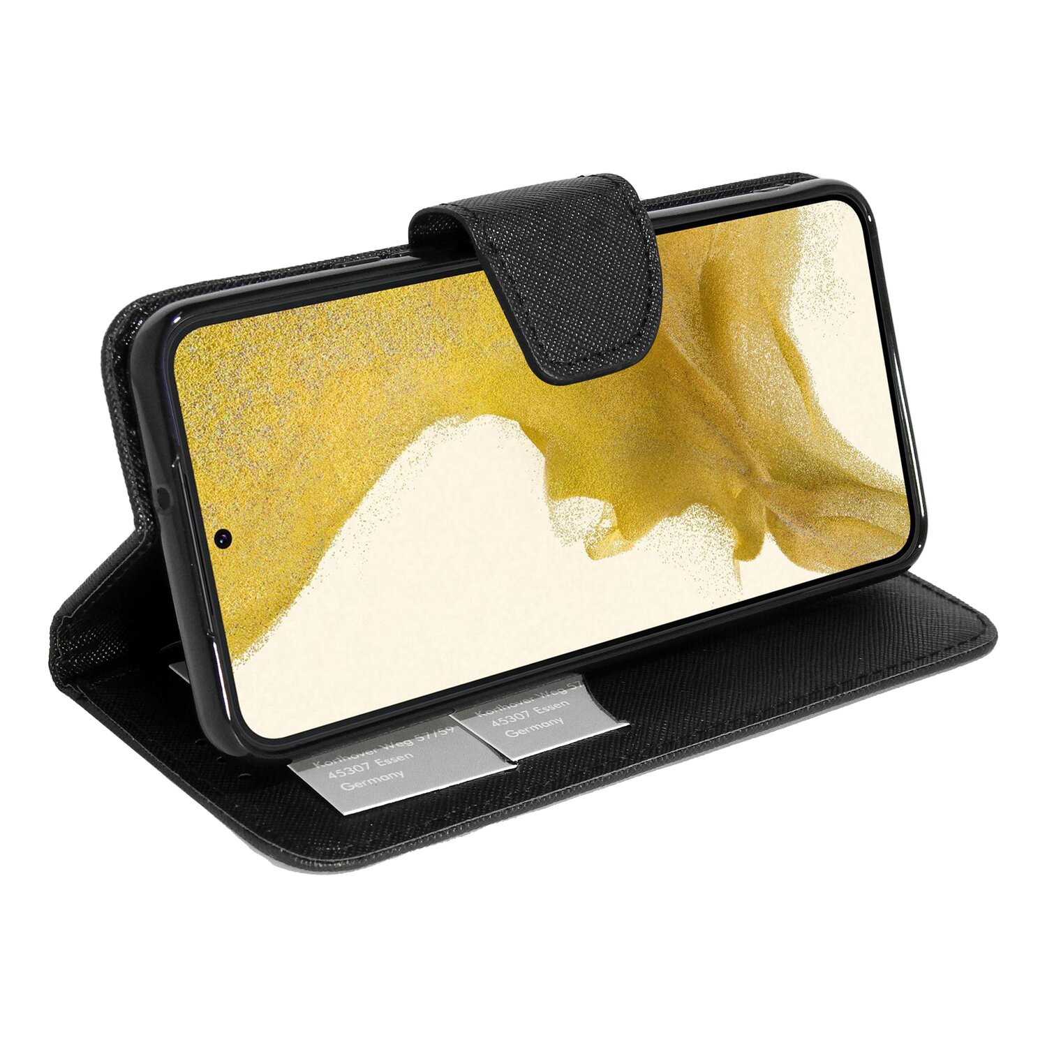 Ein schwarzes Telefon in einer schwarzen Lederhülle, hochgeklappt. Zwei weiße Etiketten sind vorhanden.