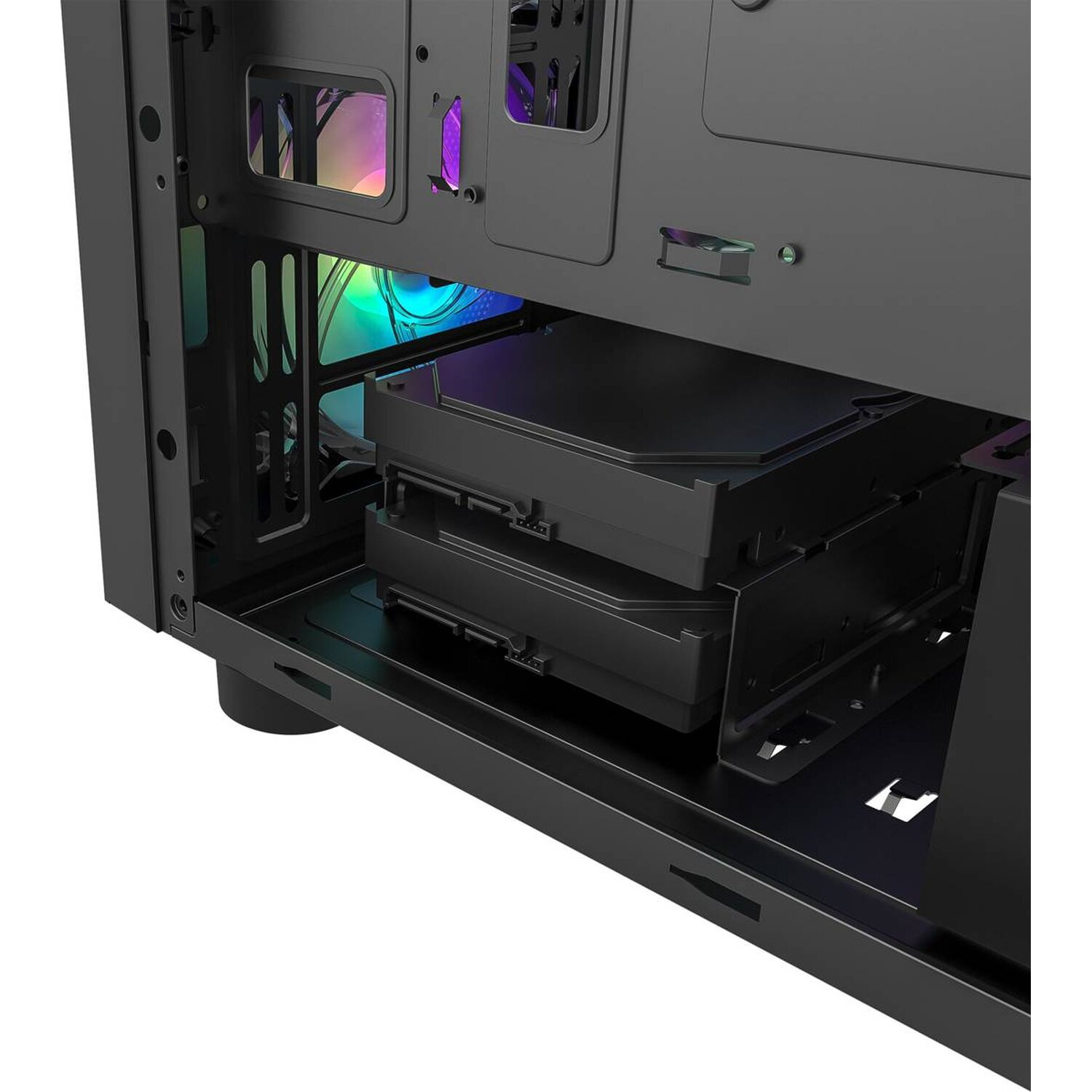 Inneres eines Computergehäuses mit Festplattenfächern, installierten Festplatten und Lüfter.