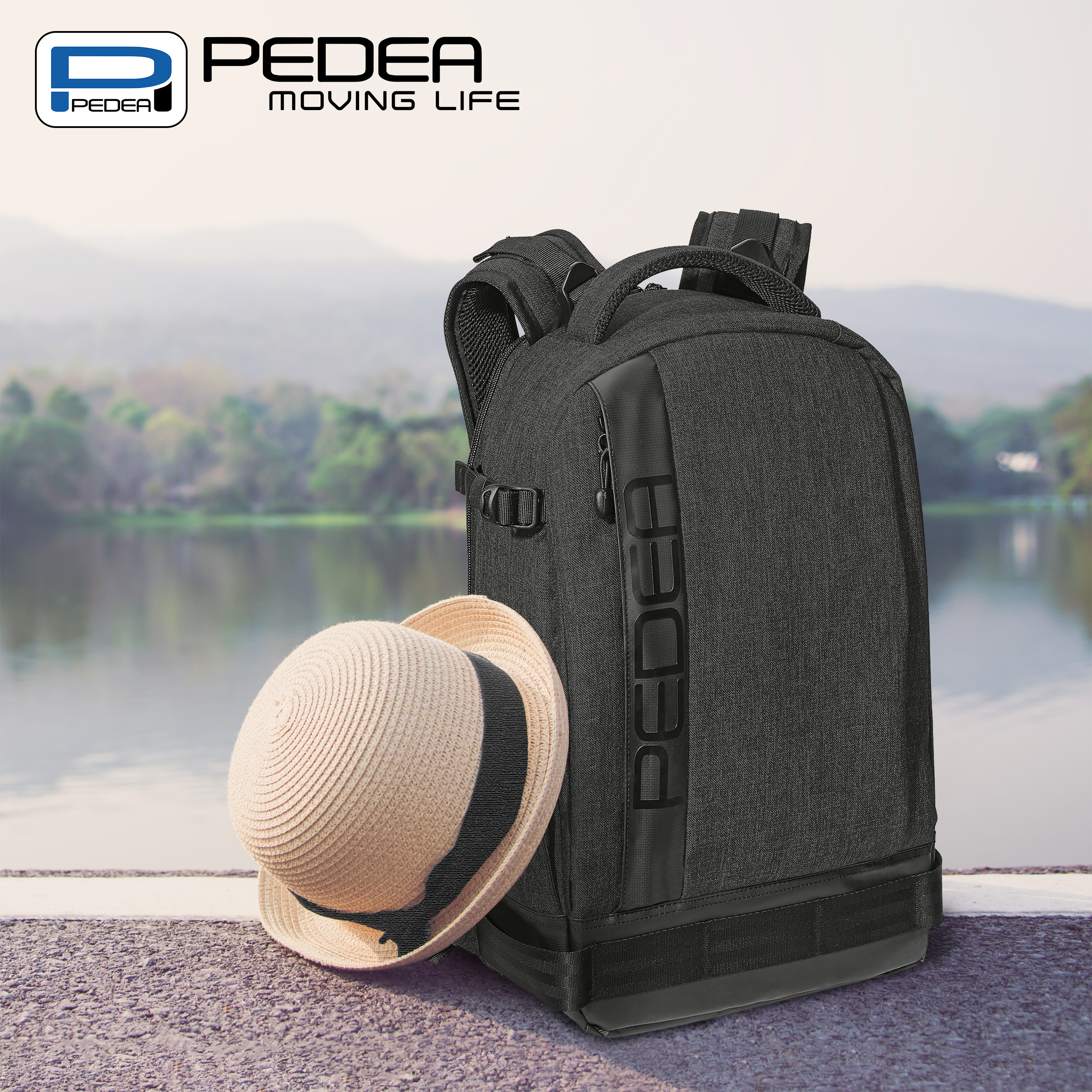 Ein schwarzer Rucksack, ein Strohhut, am Wasser.