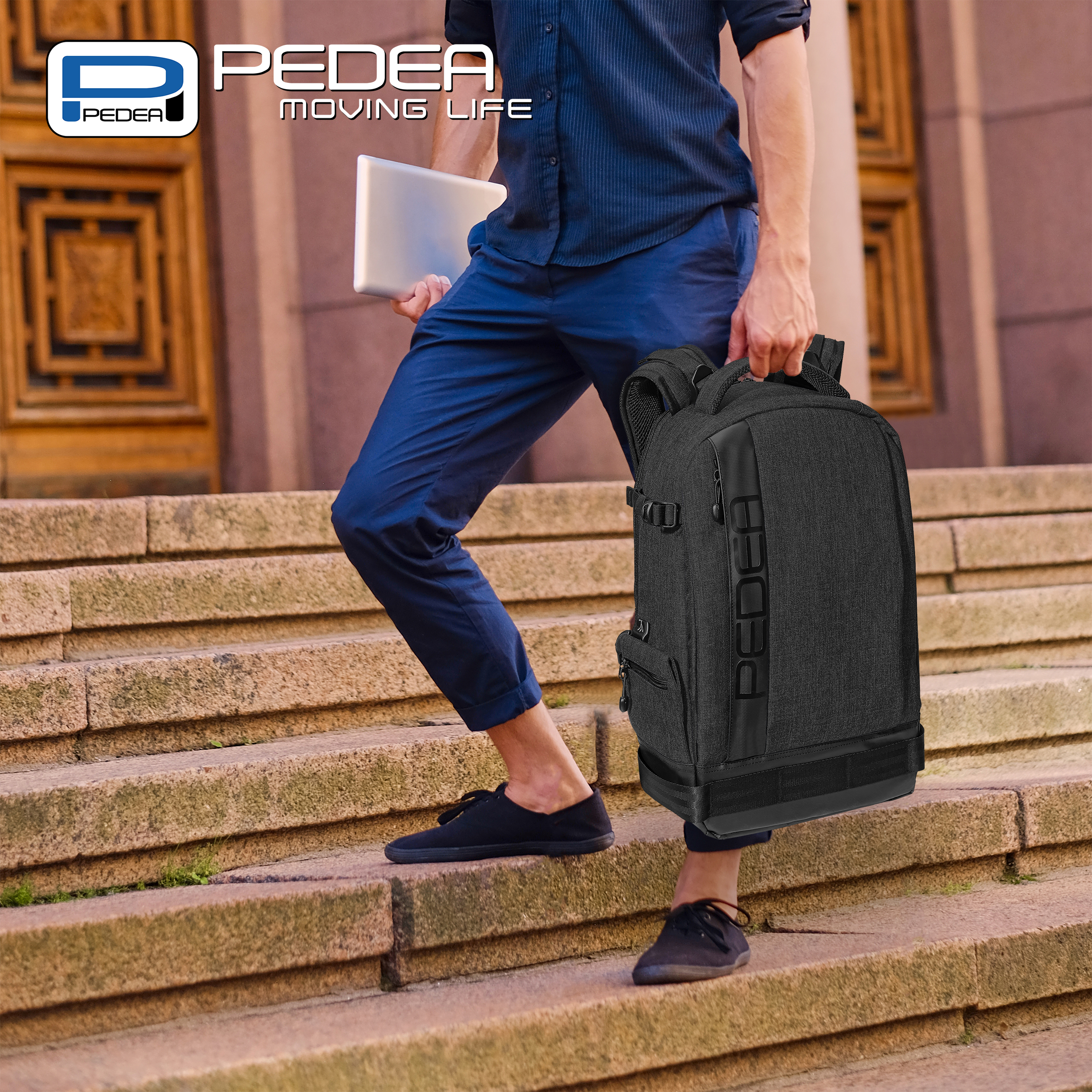 Ein Mann geht mit Rucksack und Tablet Treppen hoch. PEDEA-Logo auf der Tasche.