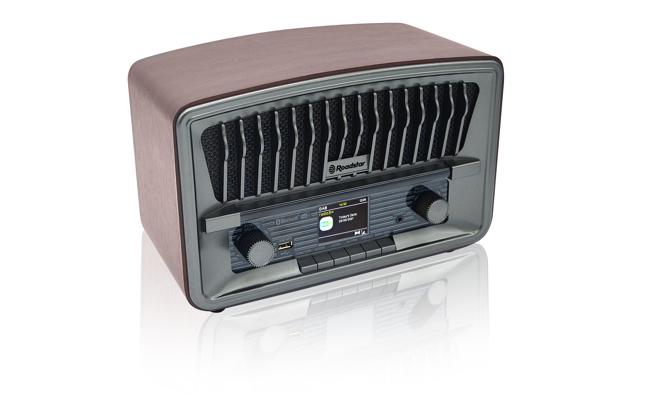 Radio w stylu retro z drewnianym blatem i metalowymi elementami, na białej powierzchni.