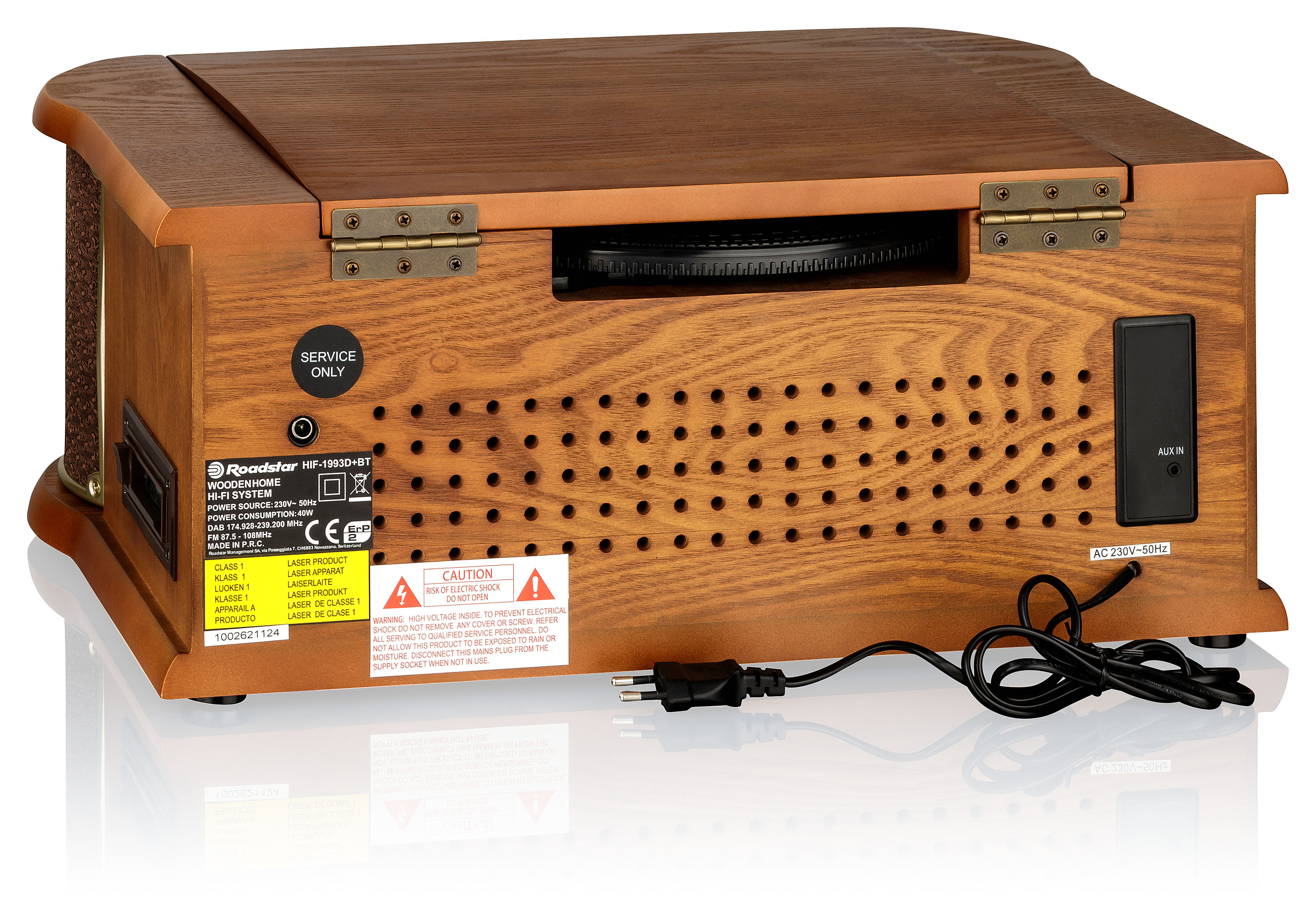 Parte trasera de un tocadiscos de madera de estilo vintage con varias etiquetas y un cable de alimentación negro.