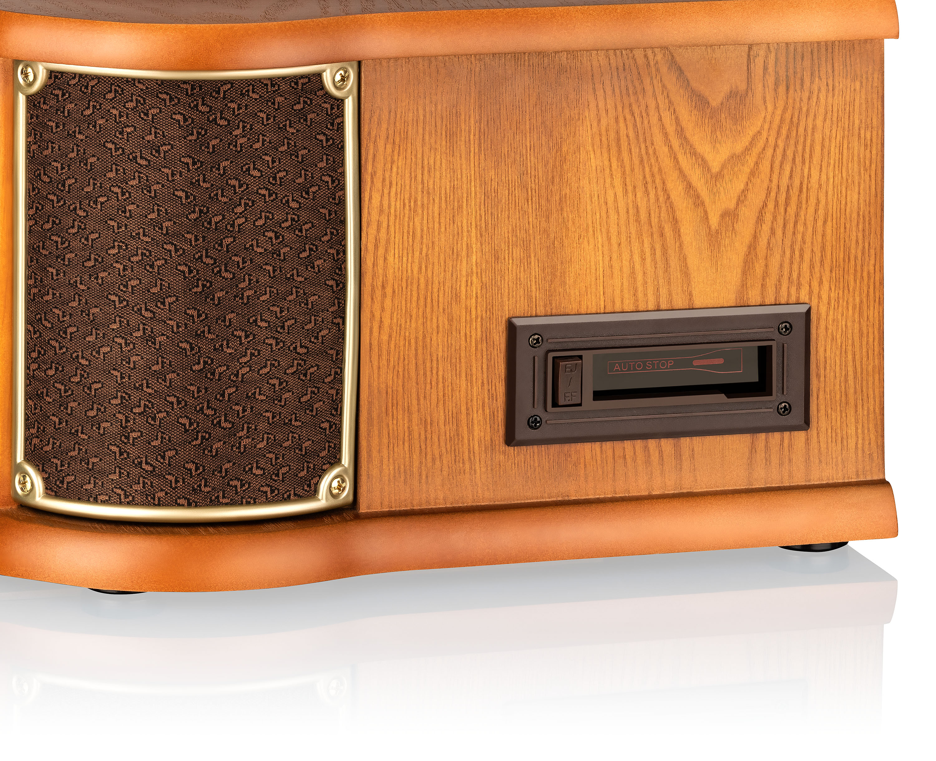 Una radio retro de madera con ranura para cassette. La parte delantera tiene detalles dorados y una cubierta de altavoz marrón.