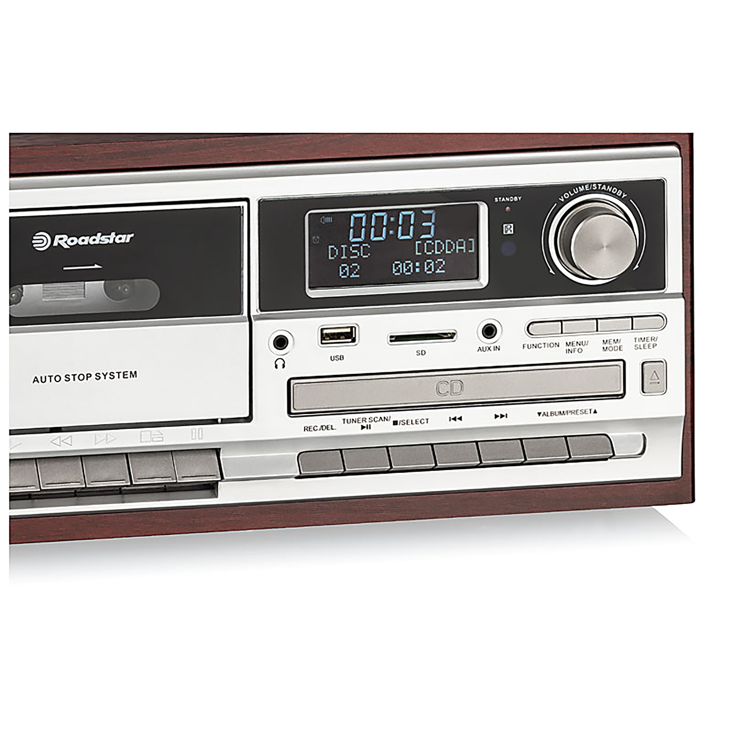 Primer plano de un estéreo Roadstar. La pantalla muestra la hora. Botones y ranura de cassette.