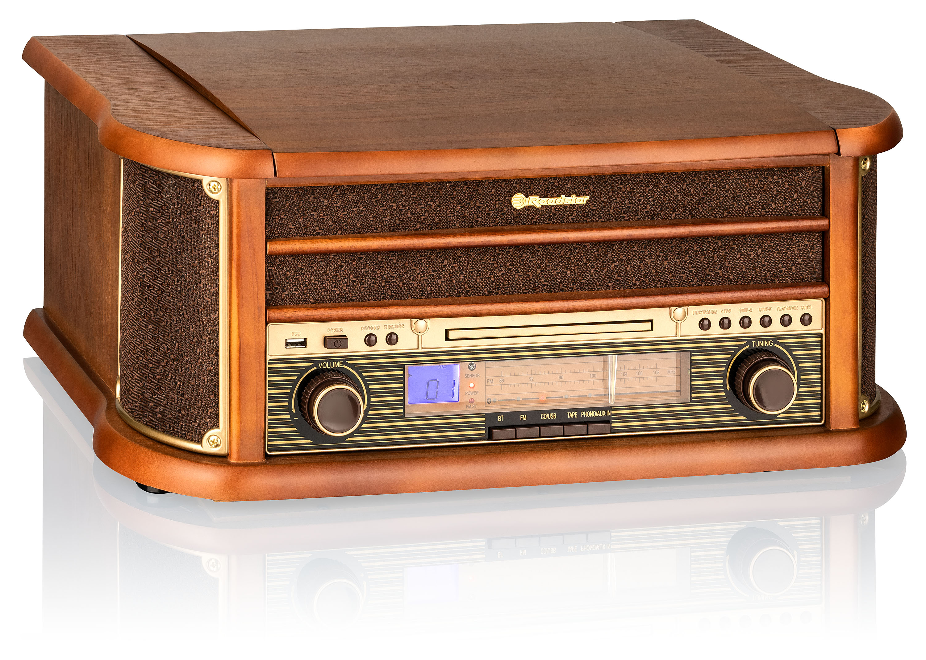 Ein Holz-Stereosystem im Vintage-Stil mit Plattenspieler, Radio und CD-Player. Es ist auf weißem Hintergrund.