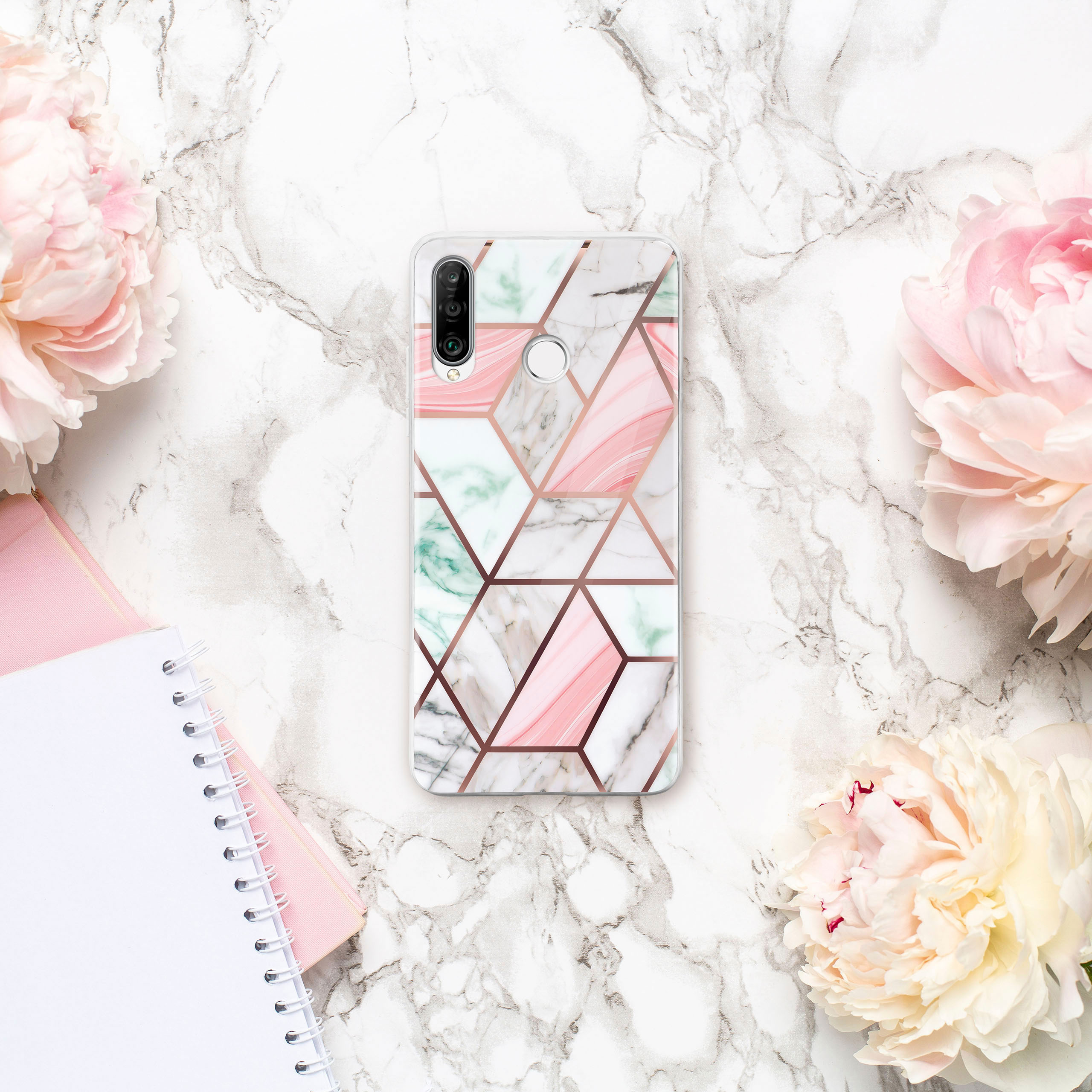 Handyhülle mit Marmordesign, rosa und grüne Akzente und rosa Blumen drumherum.