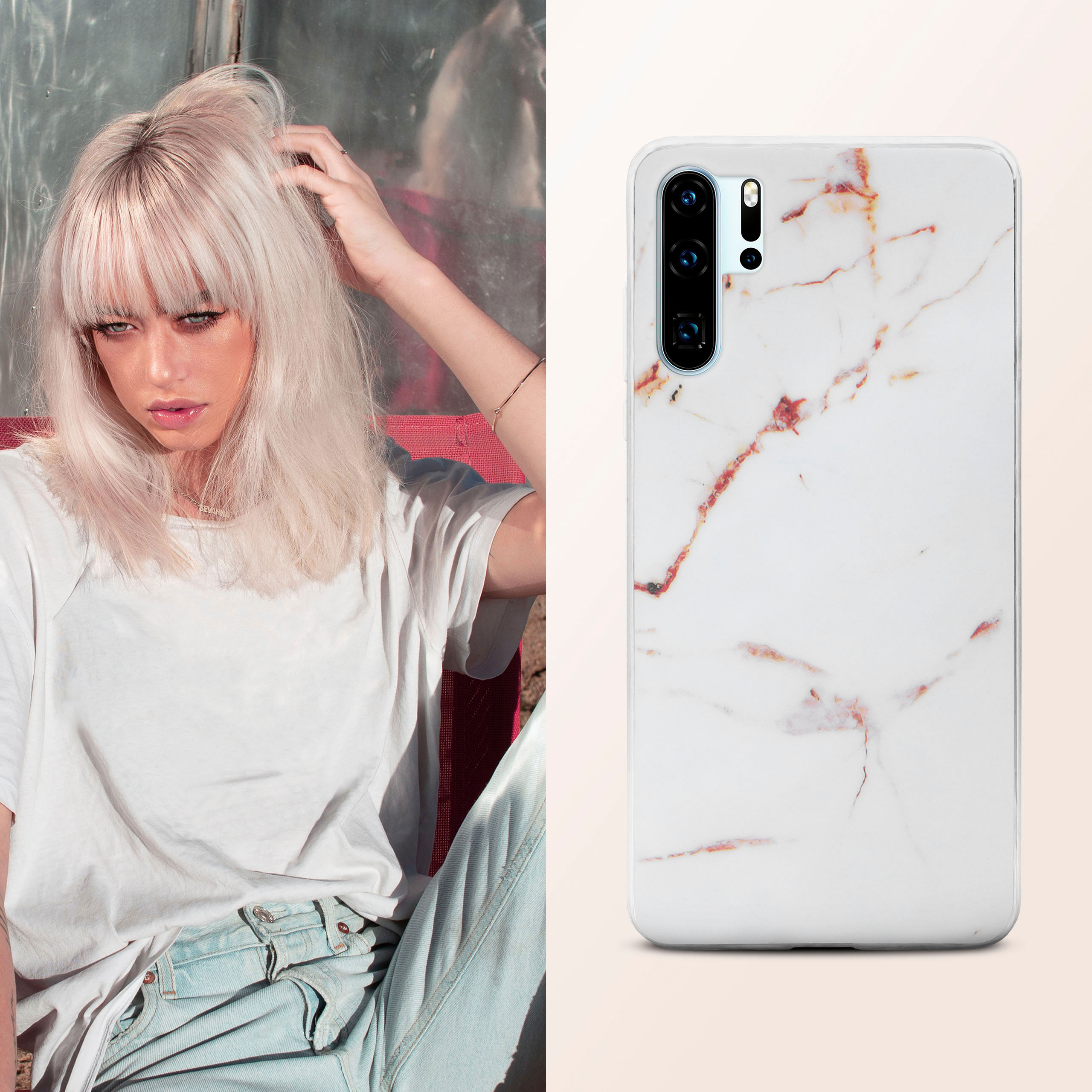 Blonde Frau mit Handyhülle. Hülle hat weißes Marmordesign und Dreifachkamera.