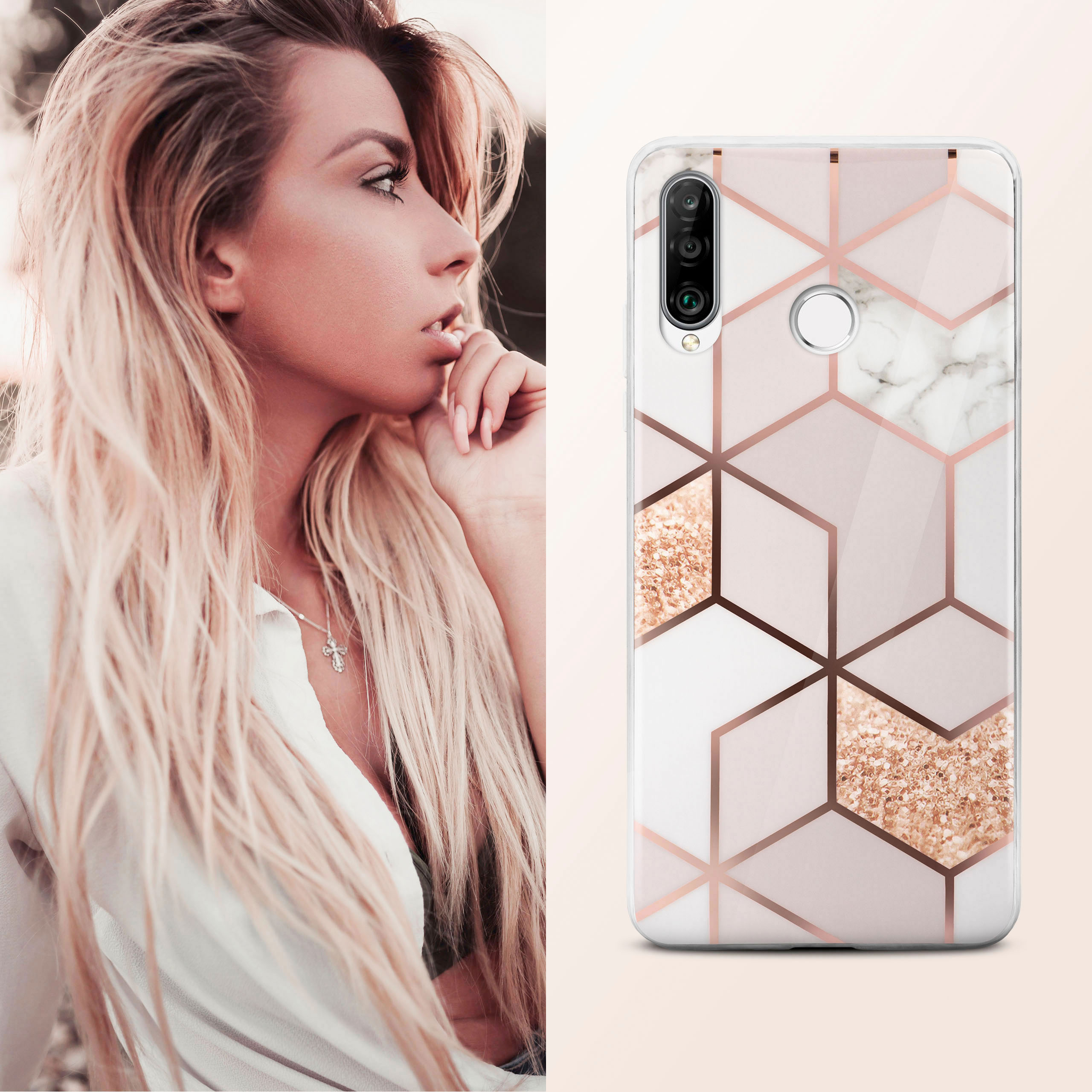 Eine Frau und eine Handyhülle mit geometrischem Design; rosa, weiß und goldfarbene Akzente.