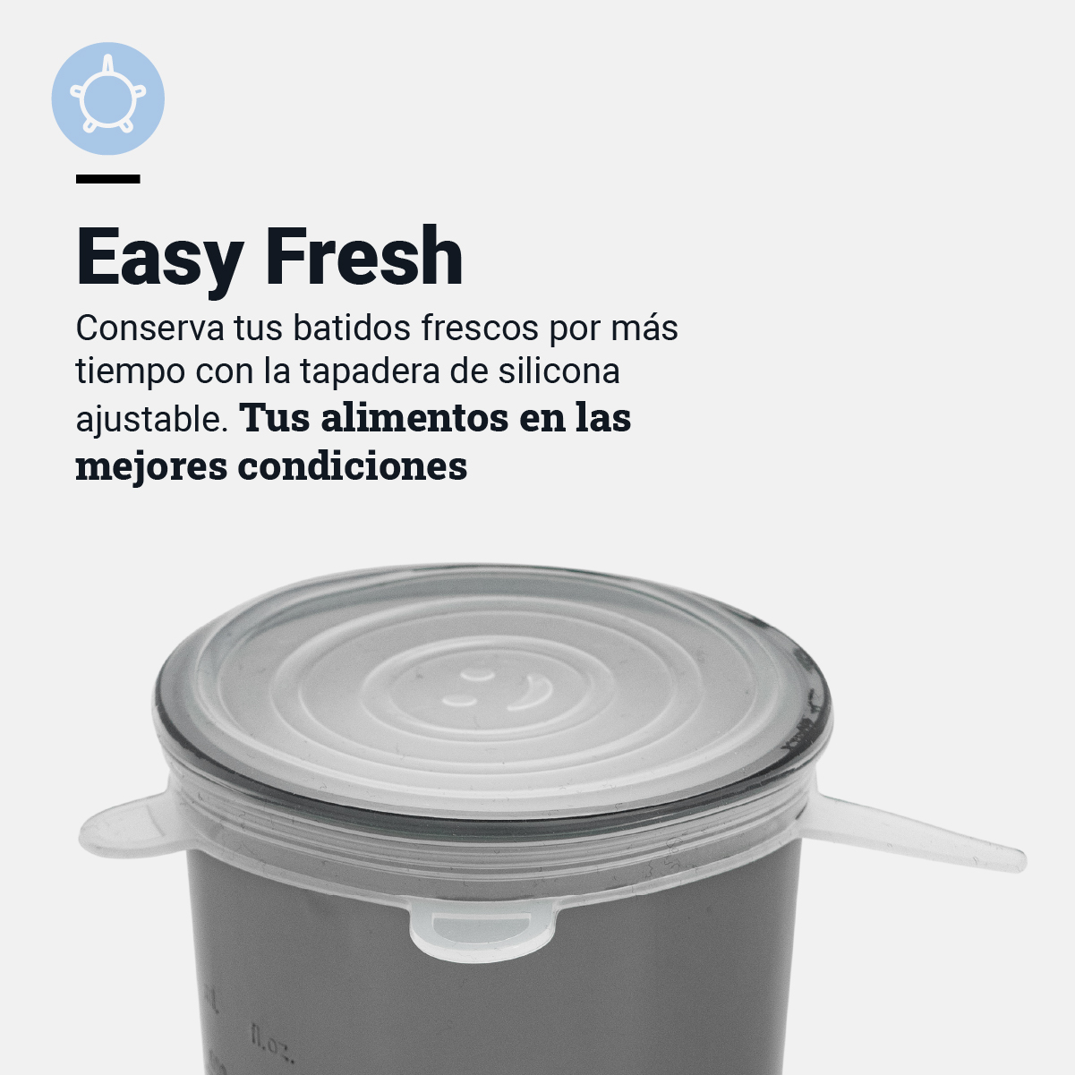 Contenitore grigio con coperchio in silicone trasparente e testo.
