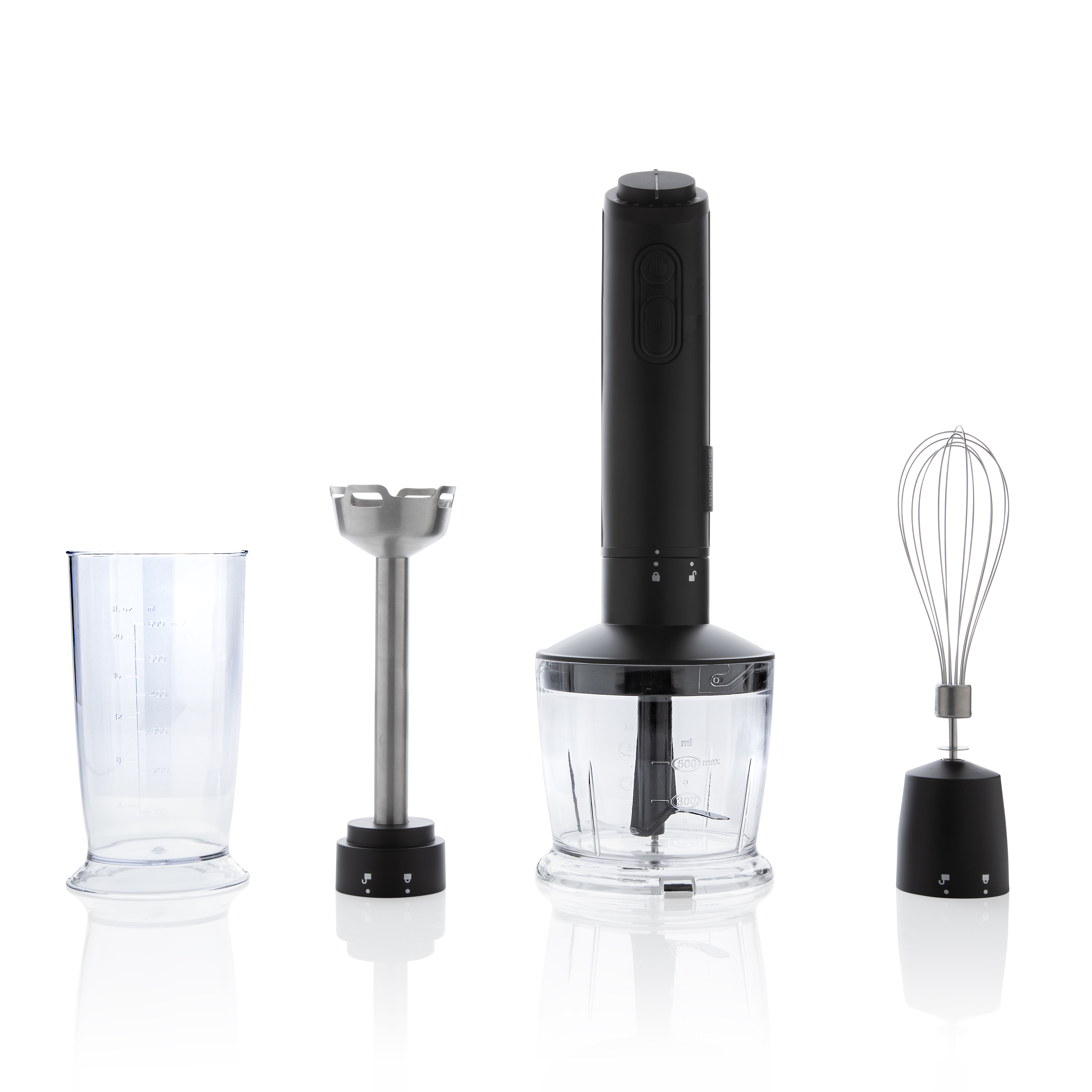 Een zwarte staafmixer met accessoires. Inclusief een beker, meng- en garde-opzetstukken.