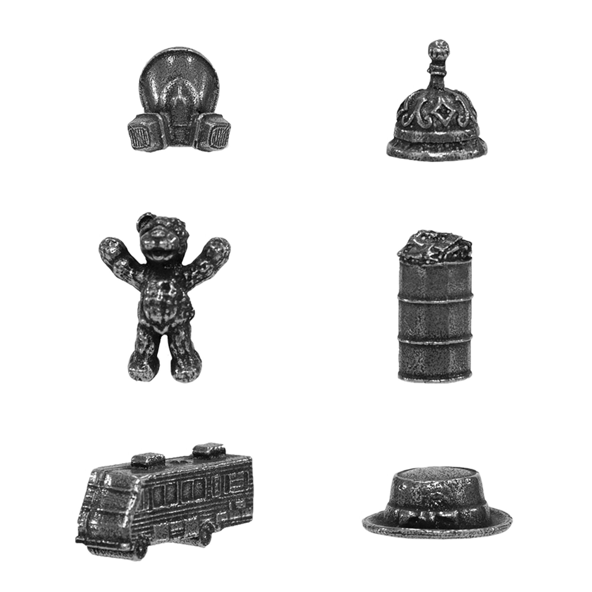 Monopoly-Spielsteine. Verschiedene Metall-Tokens wie ein Auto, ein Hut, ein Hund und ein Stiefel.