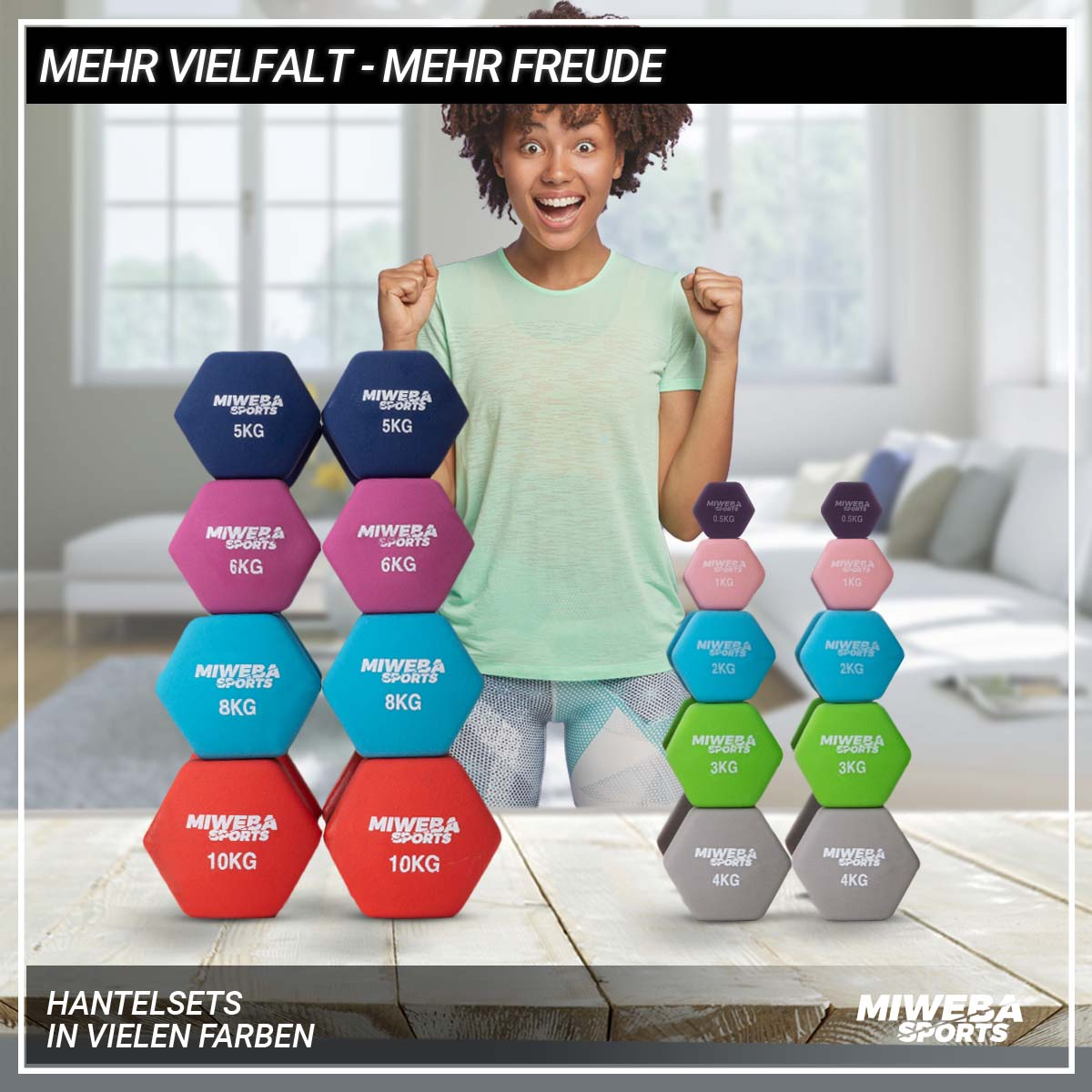 Eine lächelnde Frau steht vor gestapelten Kurzhanteln. Der Text oben lautet 'Mehr Vielfalt - mehr Freude'.