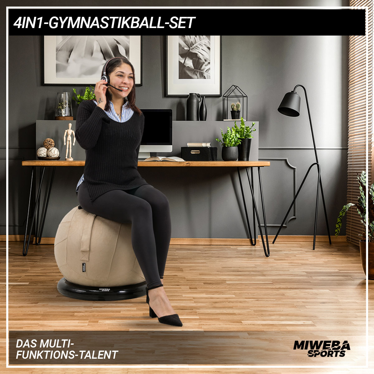 Frau auf einem beigen Gymnastikball, die in einem modernen Arbeitsbereich sitzt.