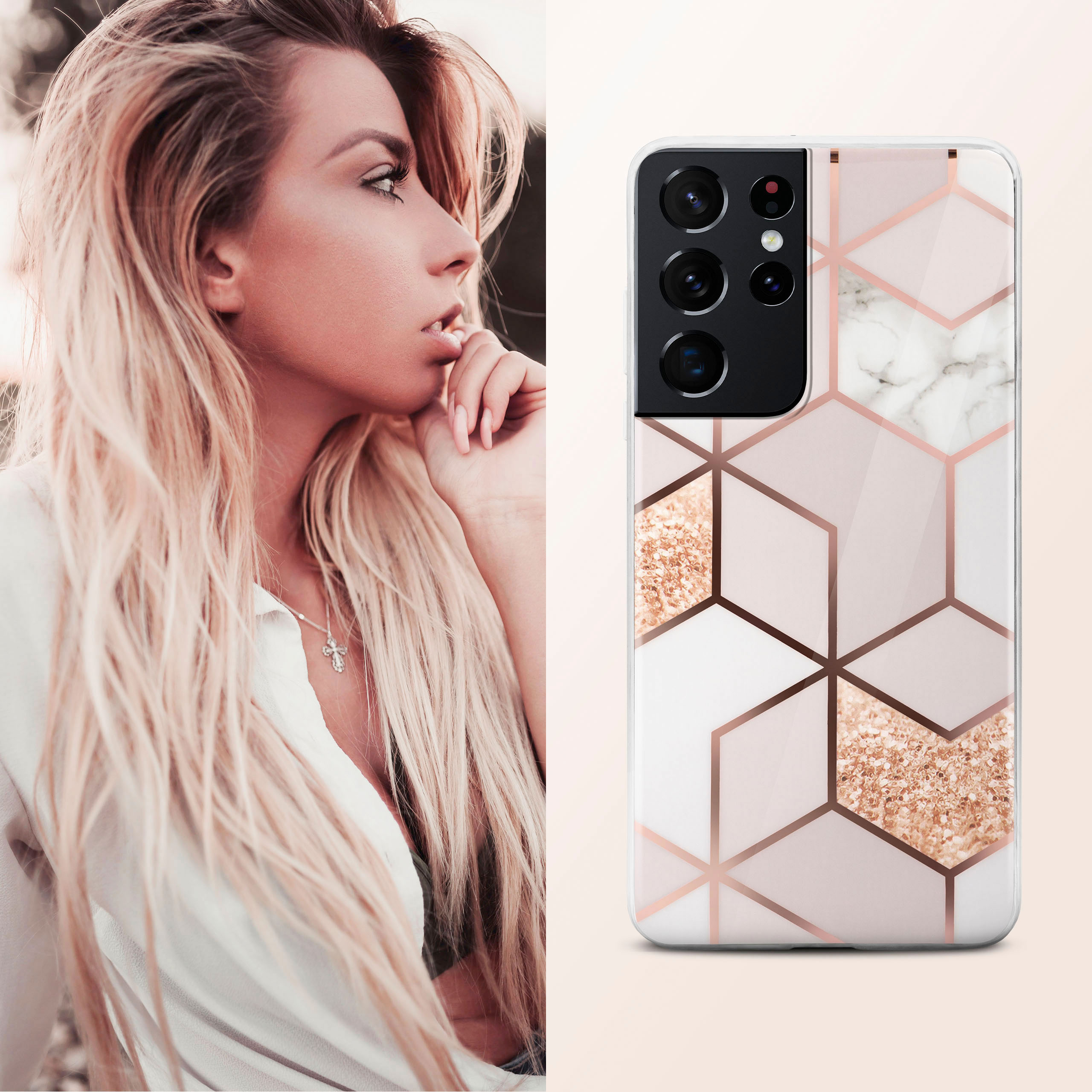 Blonde Frau mit Handyhülle. Die Hülle hat ein geometrisches Design. Die Hülle ist roségold, weiß und hat eine Marmorstruktur.