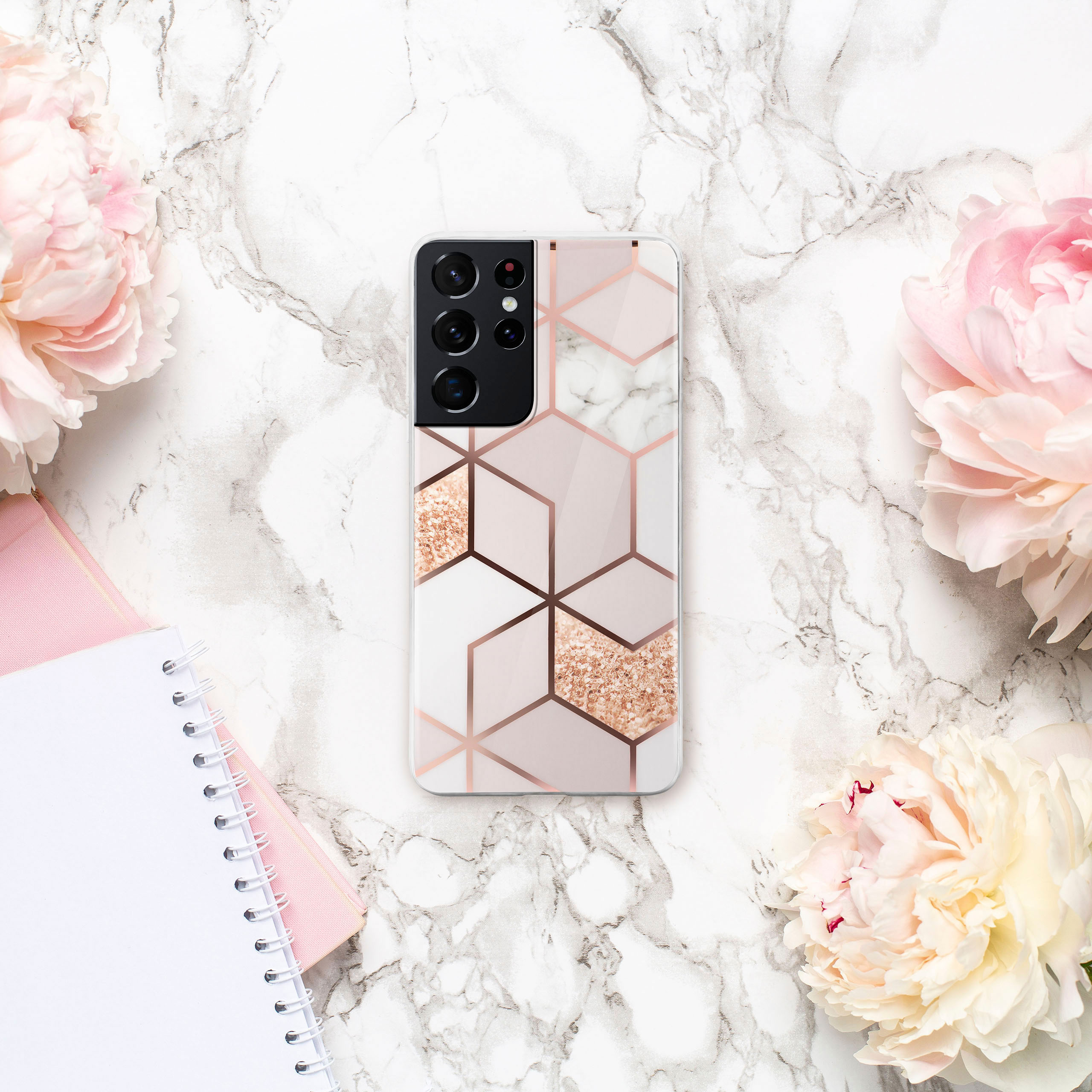 Handyhülle, rosa Marmor und Gold-Design. Telefon auf Marmoroberfläche mit Blumen.