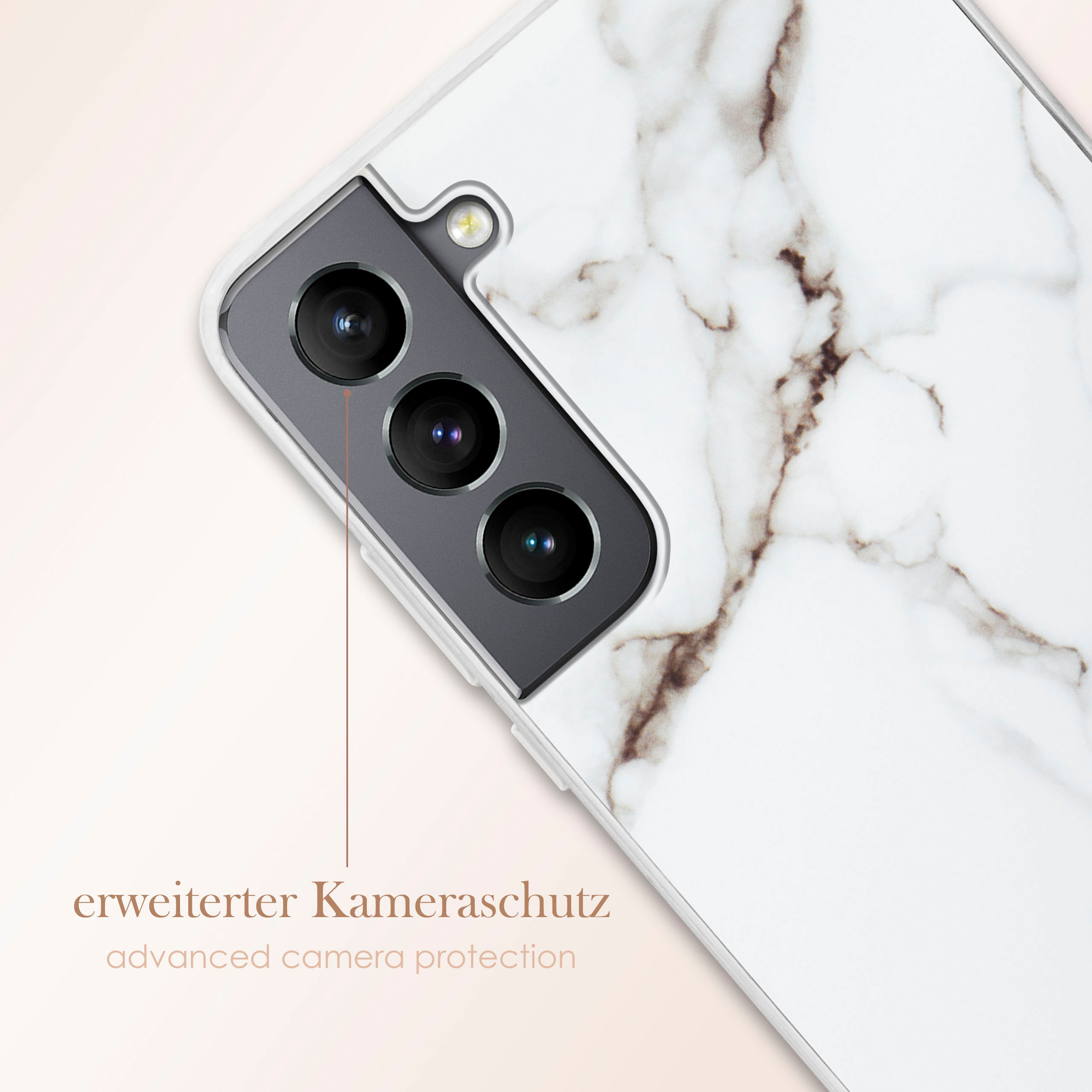 Nahaufnahme einer weißen Marmor-Handyhülle mit drei Kameralinsen.