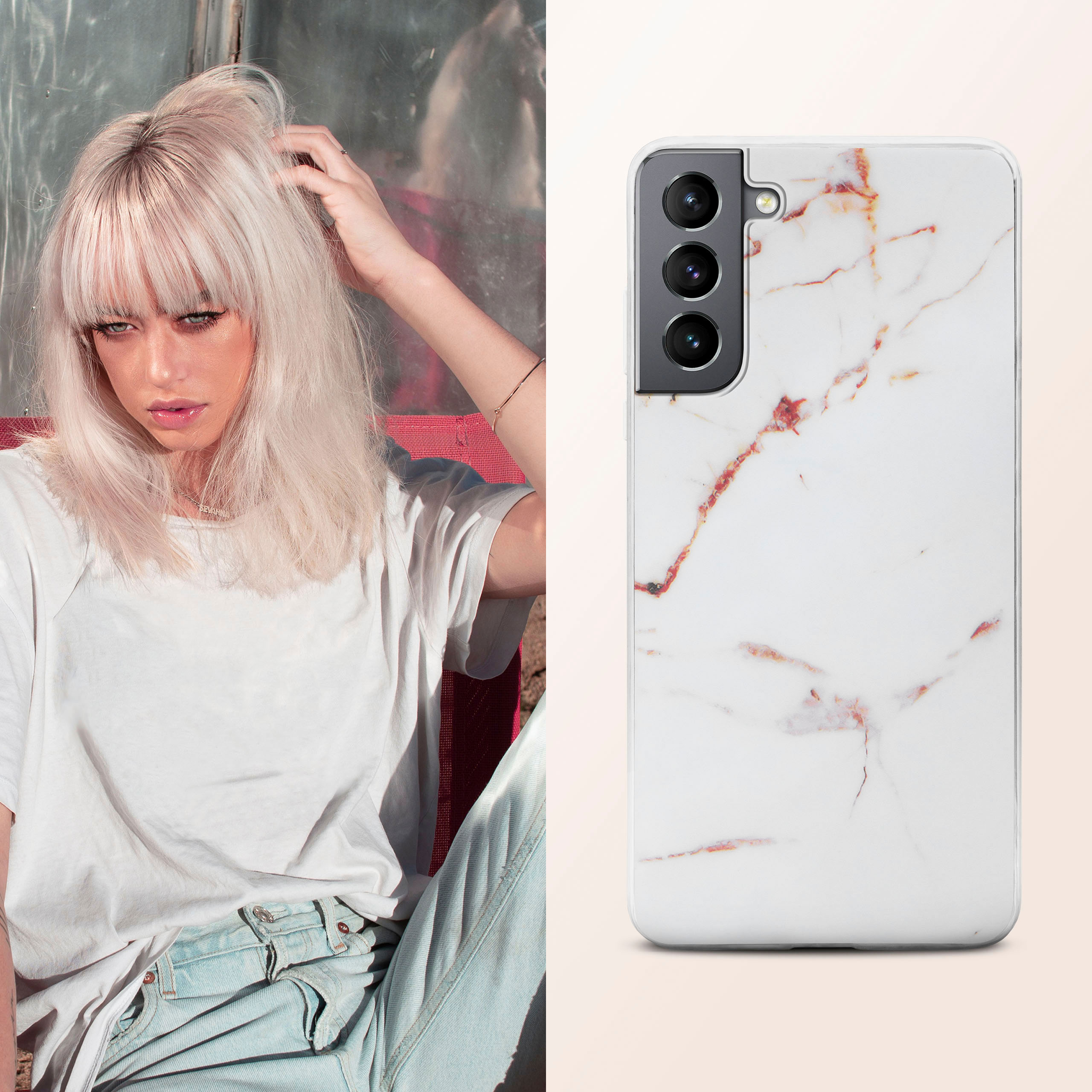 Eine Frau mit blonden Haaren und eine Handyhülle mit Marmordesign.