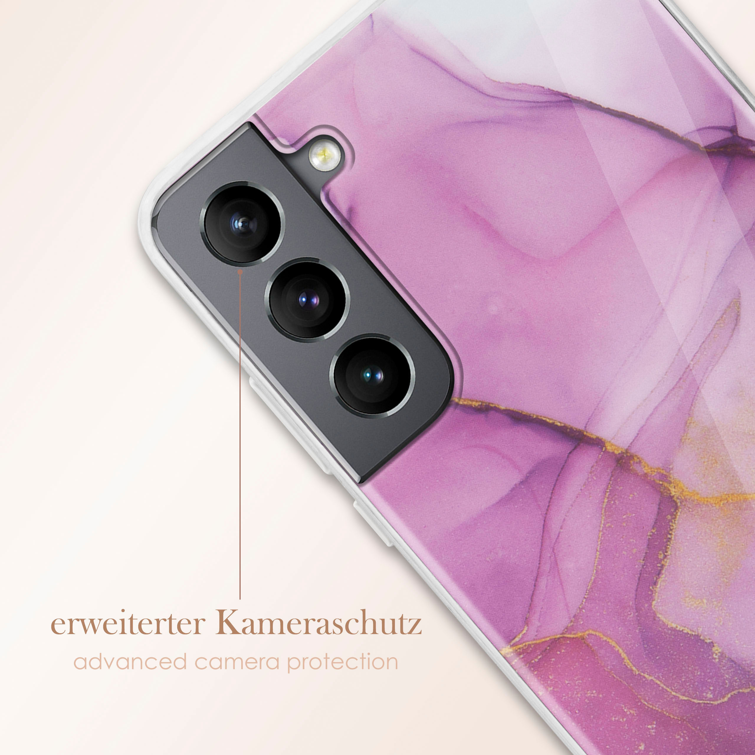 Nahaufnahme einer Handyhülle mit Marmormuster, drei Kameralinsen.