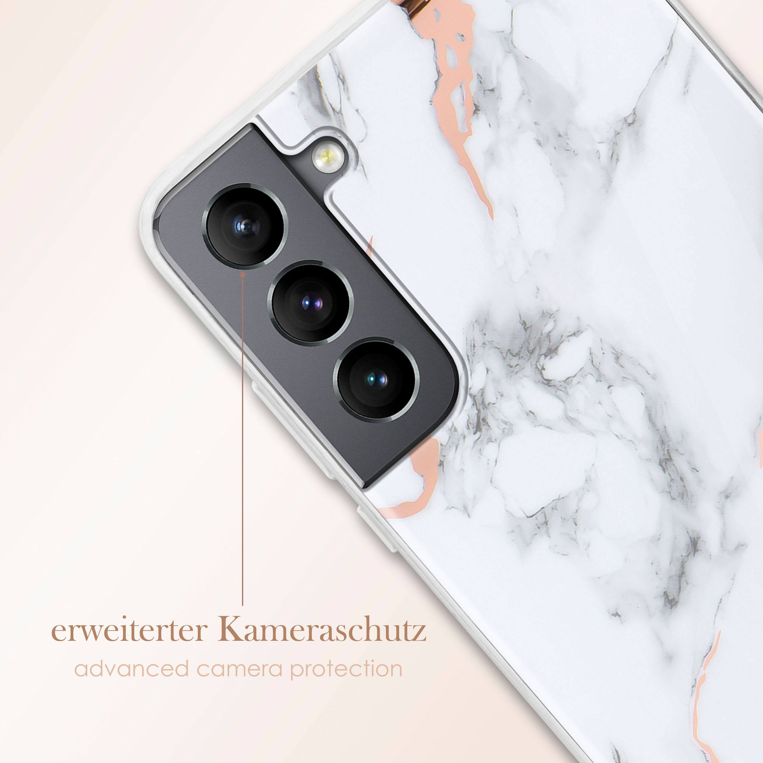 Nahaufnahme einer Handyhülle mit Marmormuster, drei Kameralinsen.