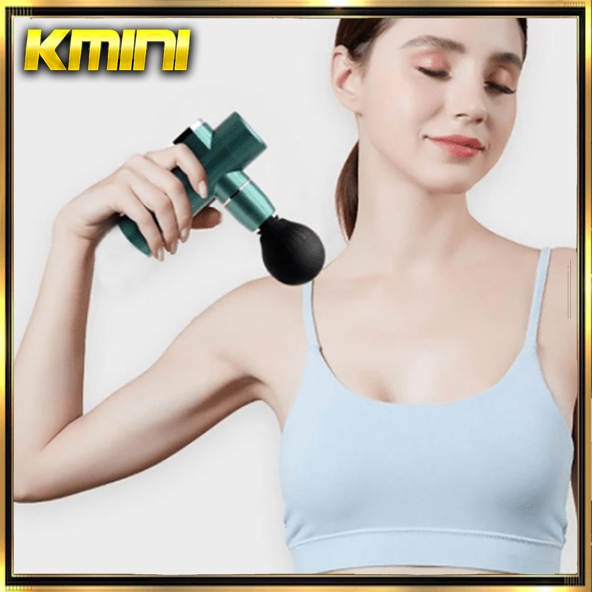 Mujer usando una pistola de masaje verde azulado en su hombro. La pistola tiene una punta negra.