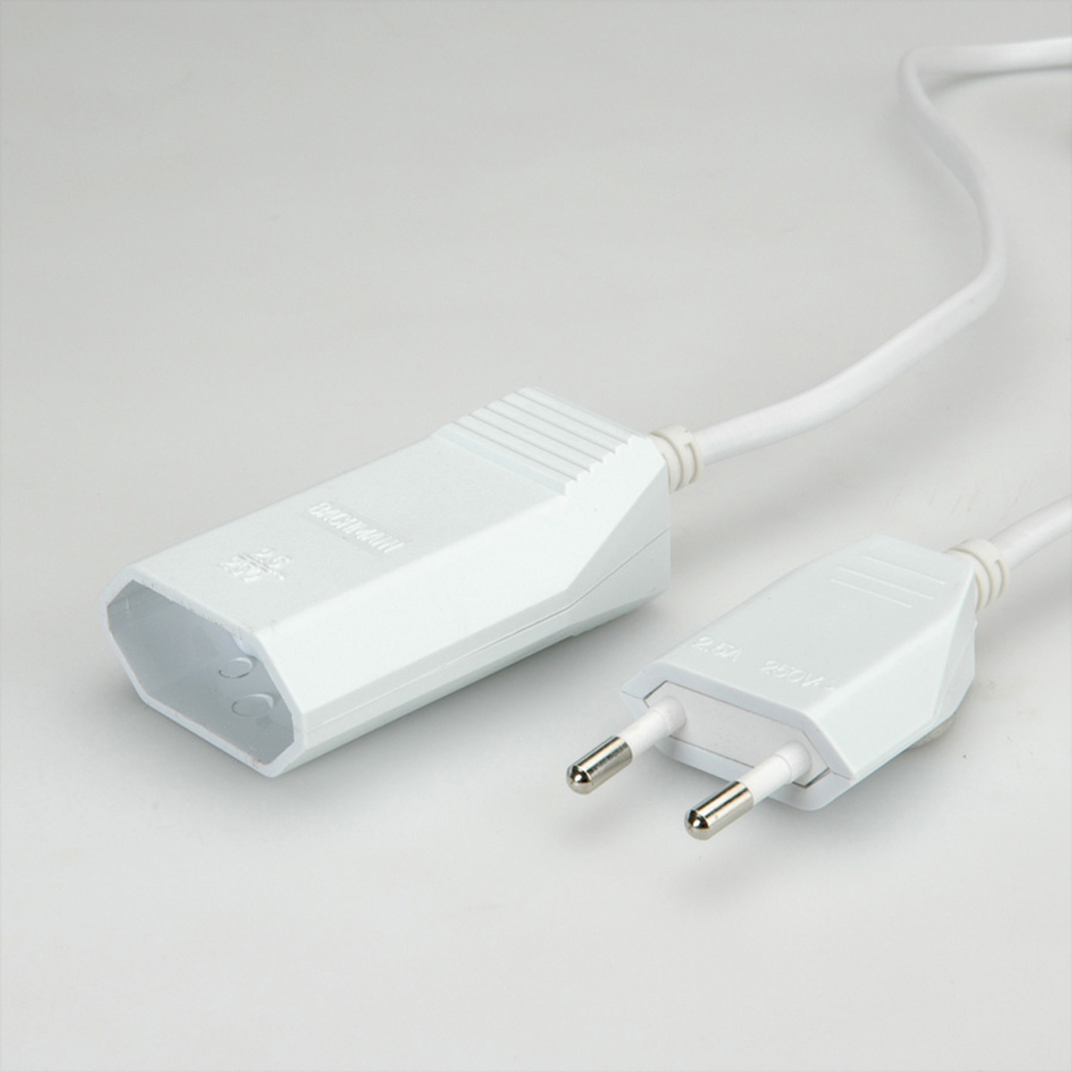 Weißer Steckeradapter mit zwei Stiften und einer Buchse. Isoliert auf weißem Hintergrund.
