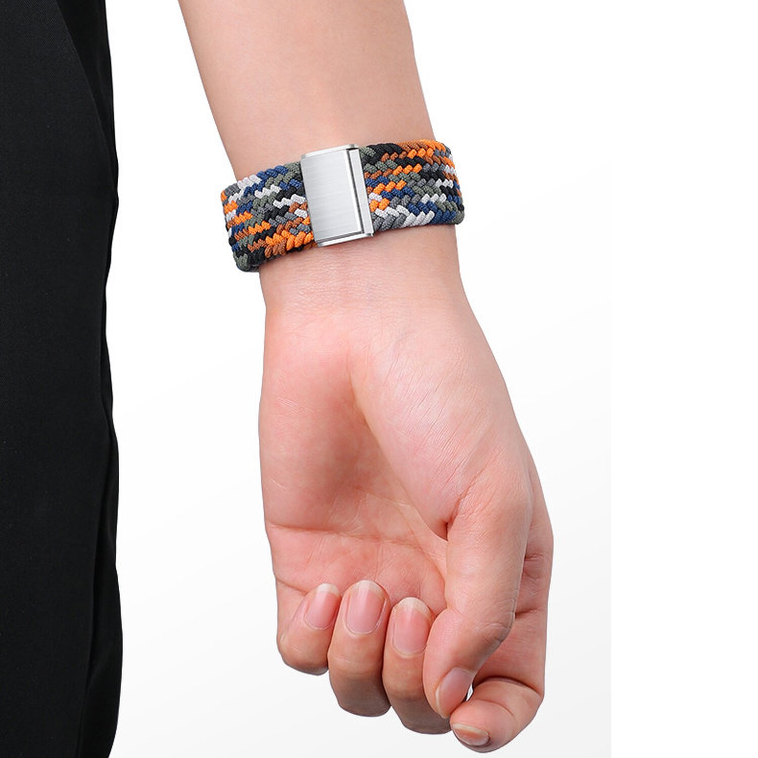 Hand mit geflochtenem Uhrenarmband mit Metallverschluss.