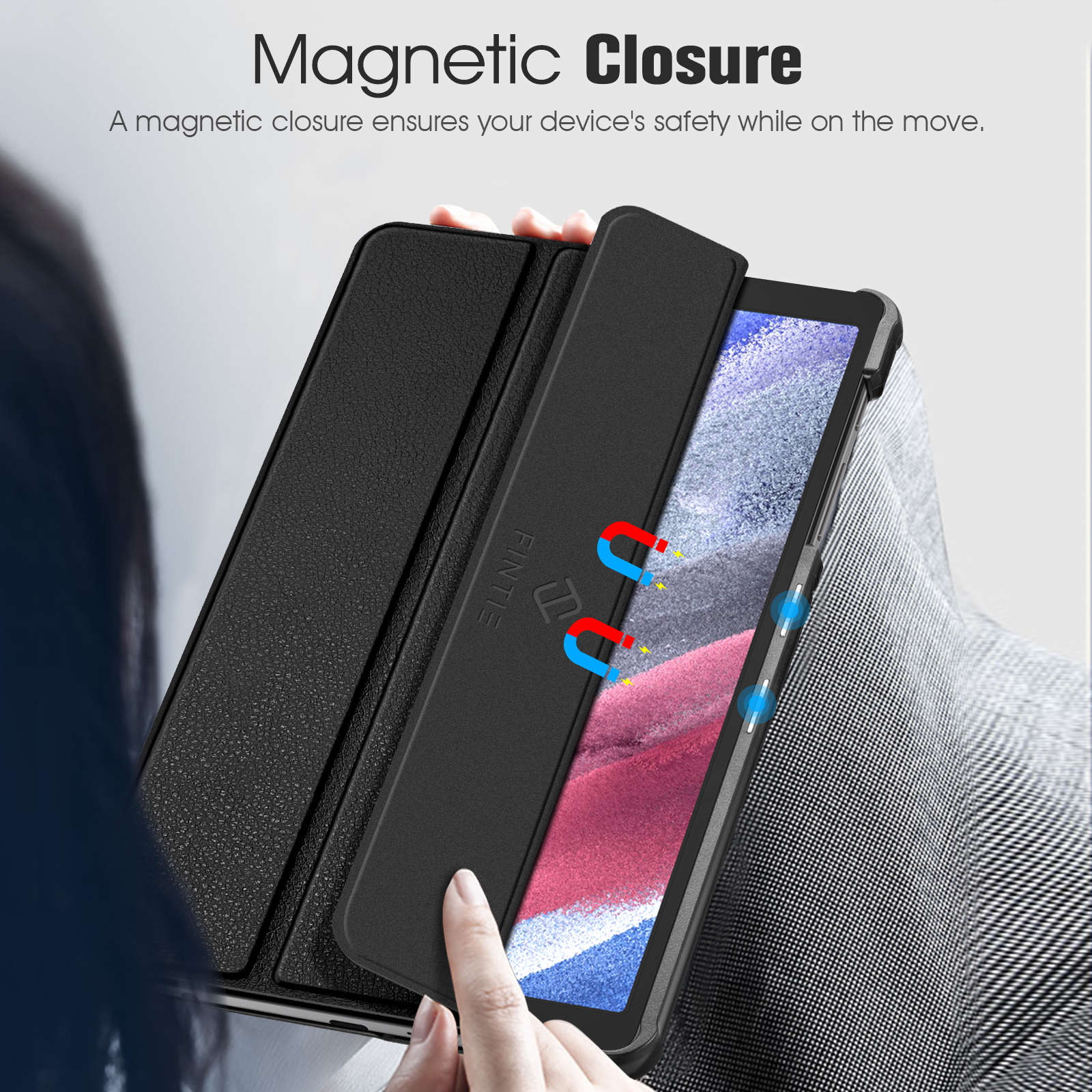 Tablethülle, geöffnet, mit einer Hand, die auf den Bildschirm zeigt. Magnete gezeigt. Schwarz mit grauem Innenraum.