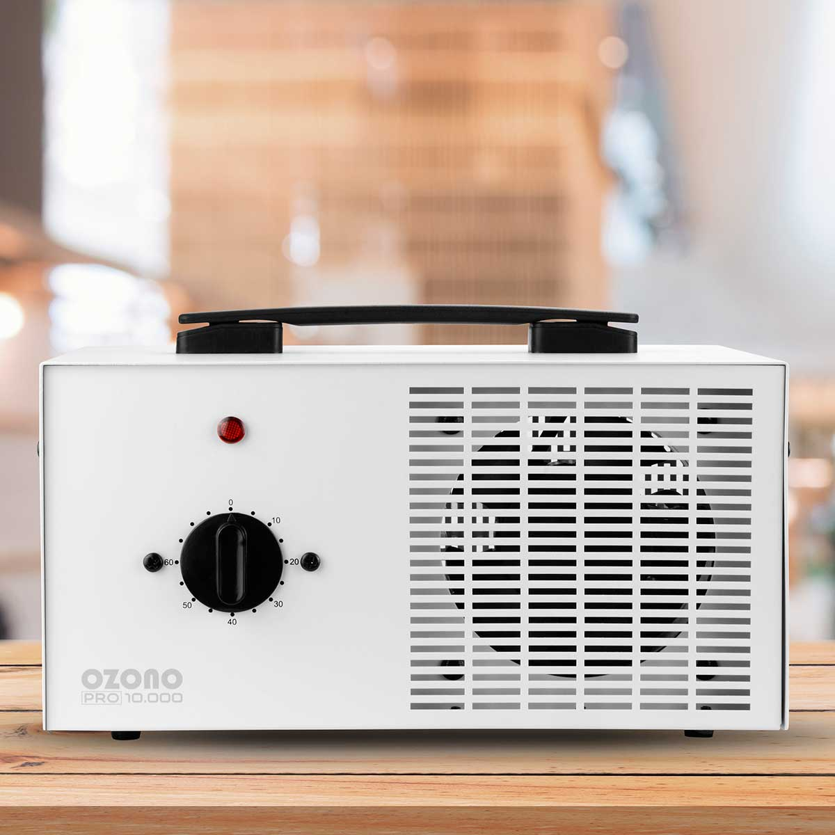 Un purificador de aire de ozono blanco con panel de control negro, ventilador y la etiqueta 'OZOno PRO 10.000'.