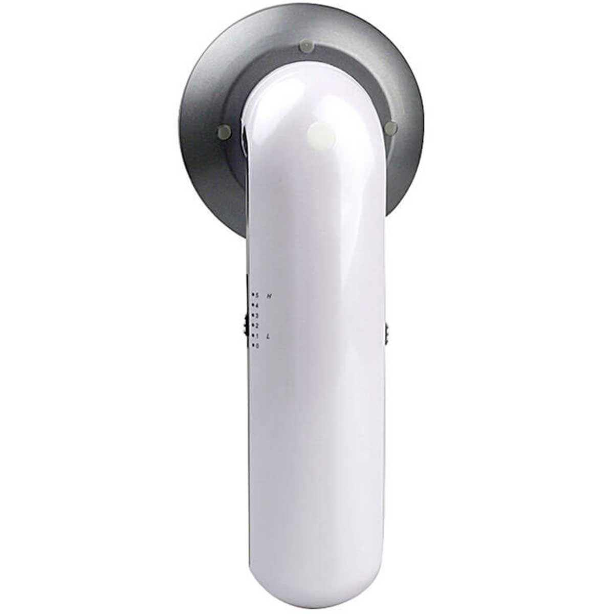Dispositivo blanco con asa curva y círculo metálico. Contiene líneas y números.