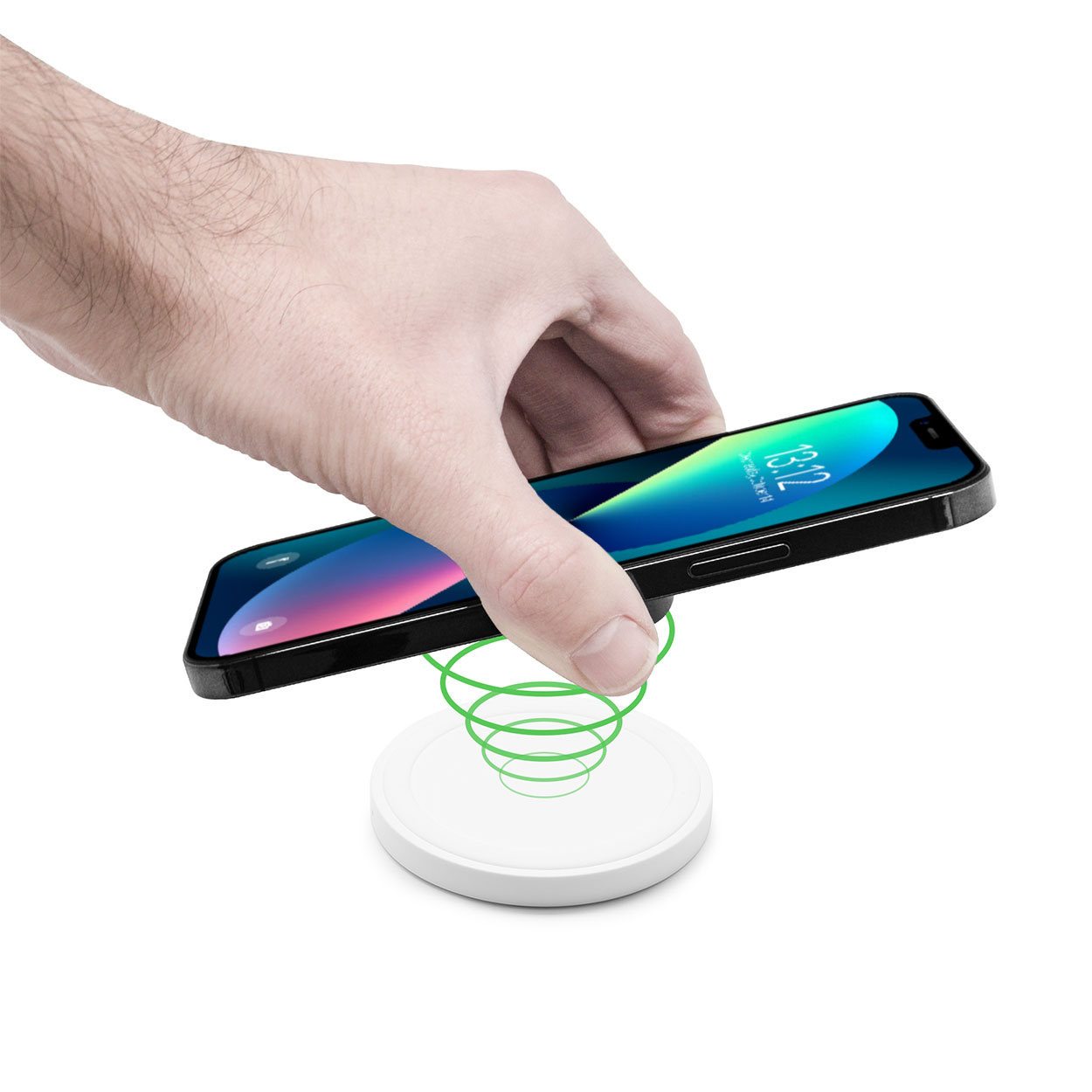 Mano sosteniendo un smartphone negro sobre un cargador inalámbrico blanco. Símbolo verde.