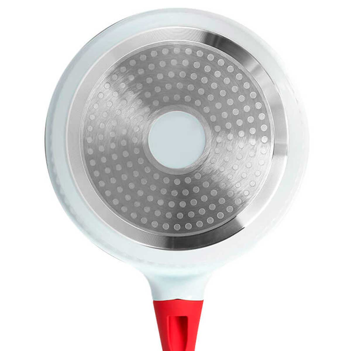 Parte inferior de una sartén. Es circular, con borde blanco, centro gris con agujeros y mango rojo.