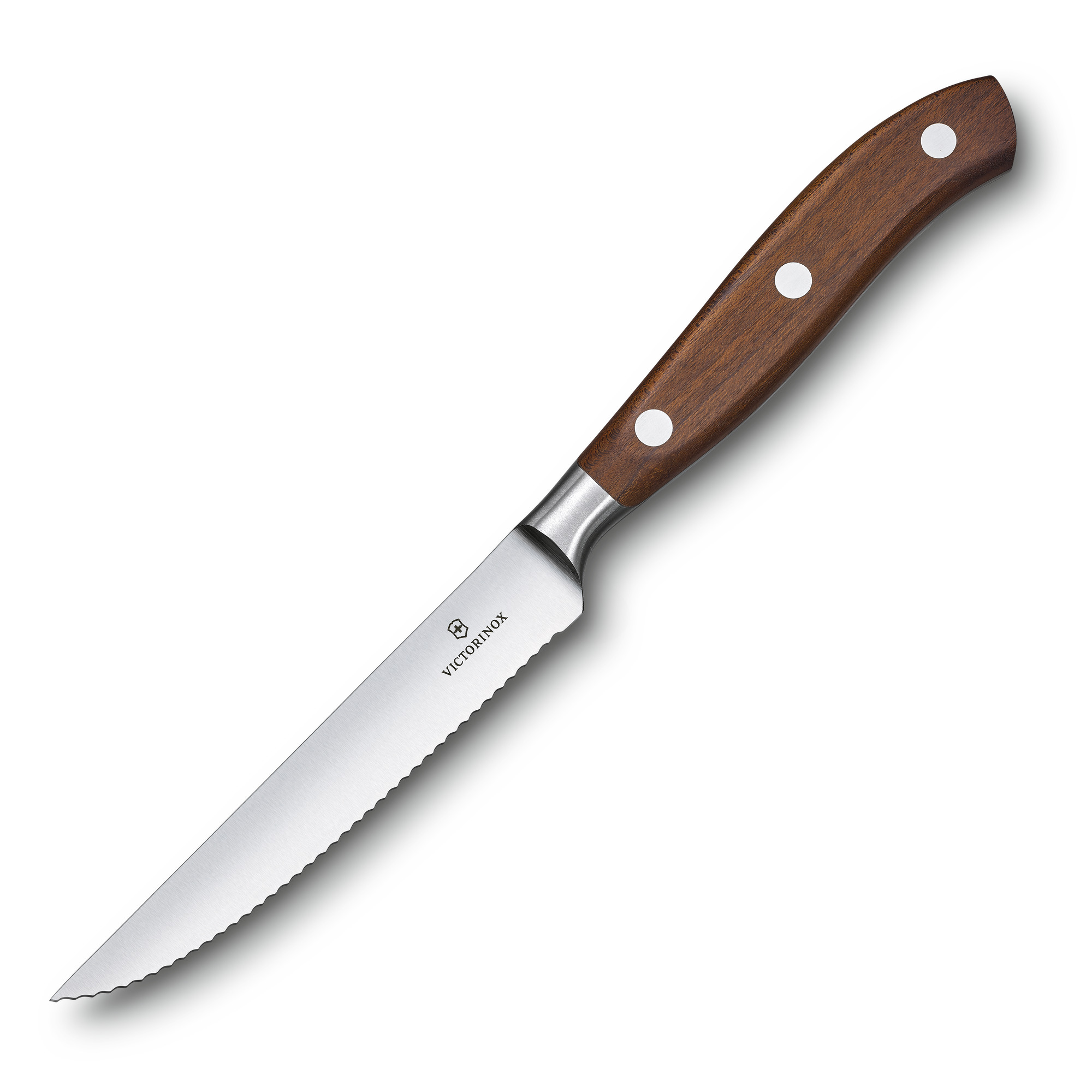 Ein Steakmesser mit Holzgriff und gezahnter Klinge. Die Klinge ist silberfarben und der Griff braun.