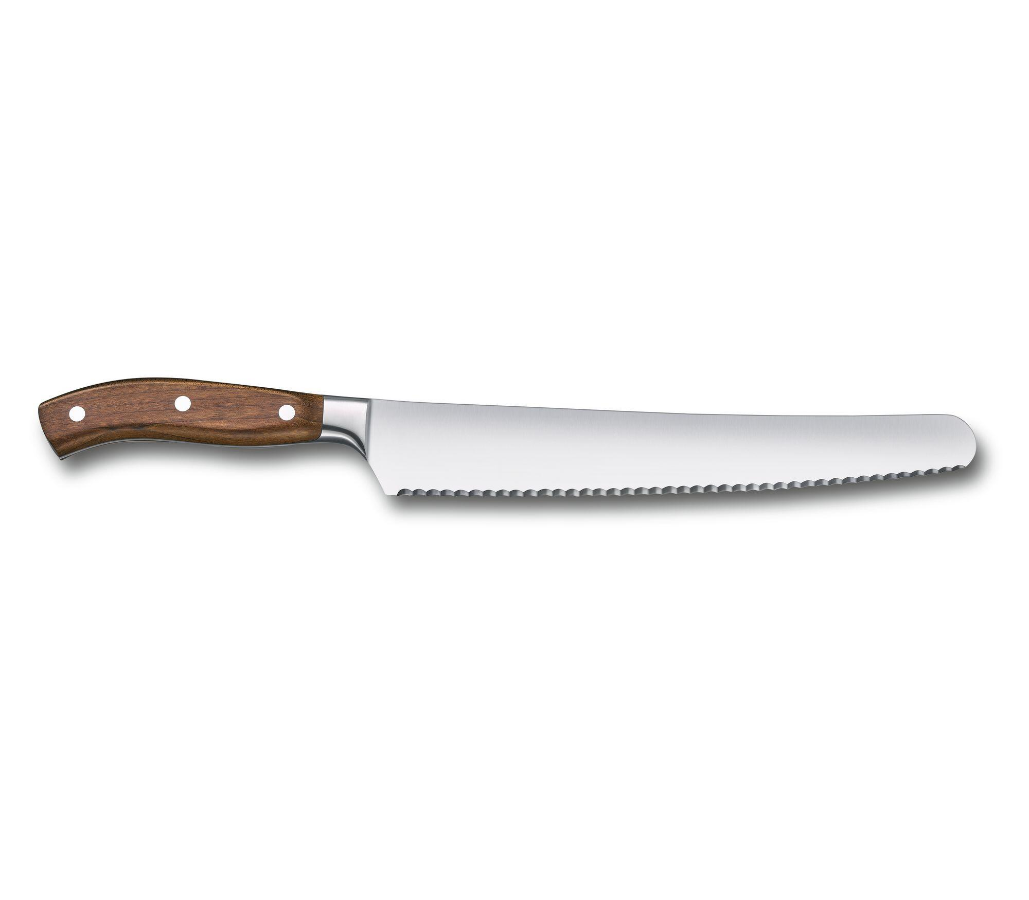 Ein Brotmesser mit Holzgriff, gezahnter Klinge, auf weißer Oberfläche.