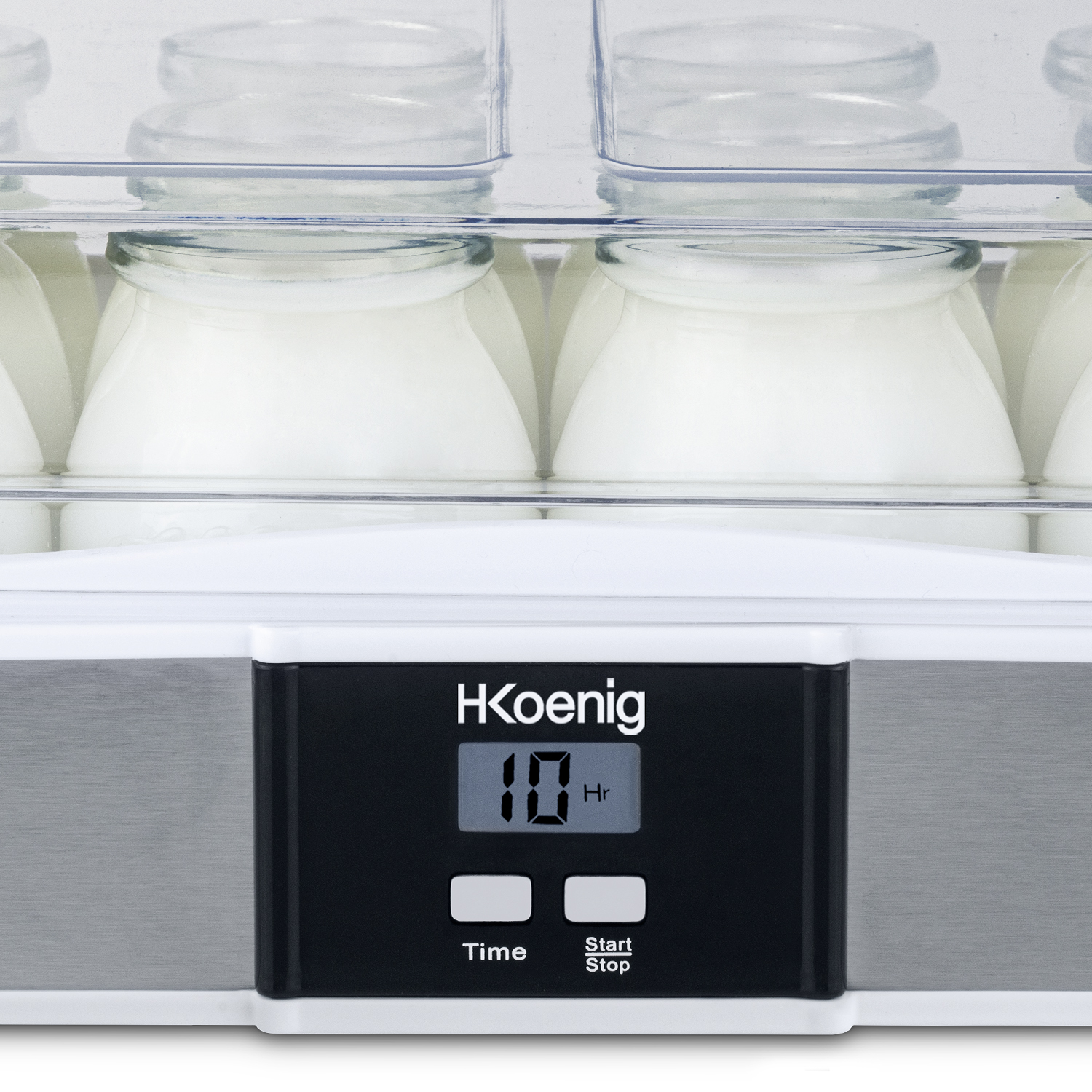 Primo piano di una yogurtiera con vasetti di vetro pieni di yogurt. Un display digitale mostra 10 ore.