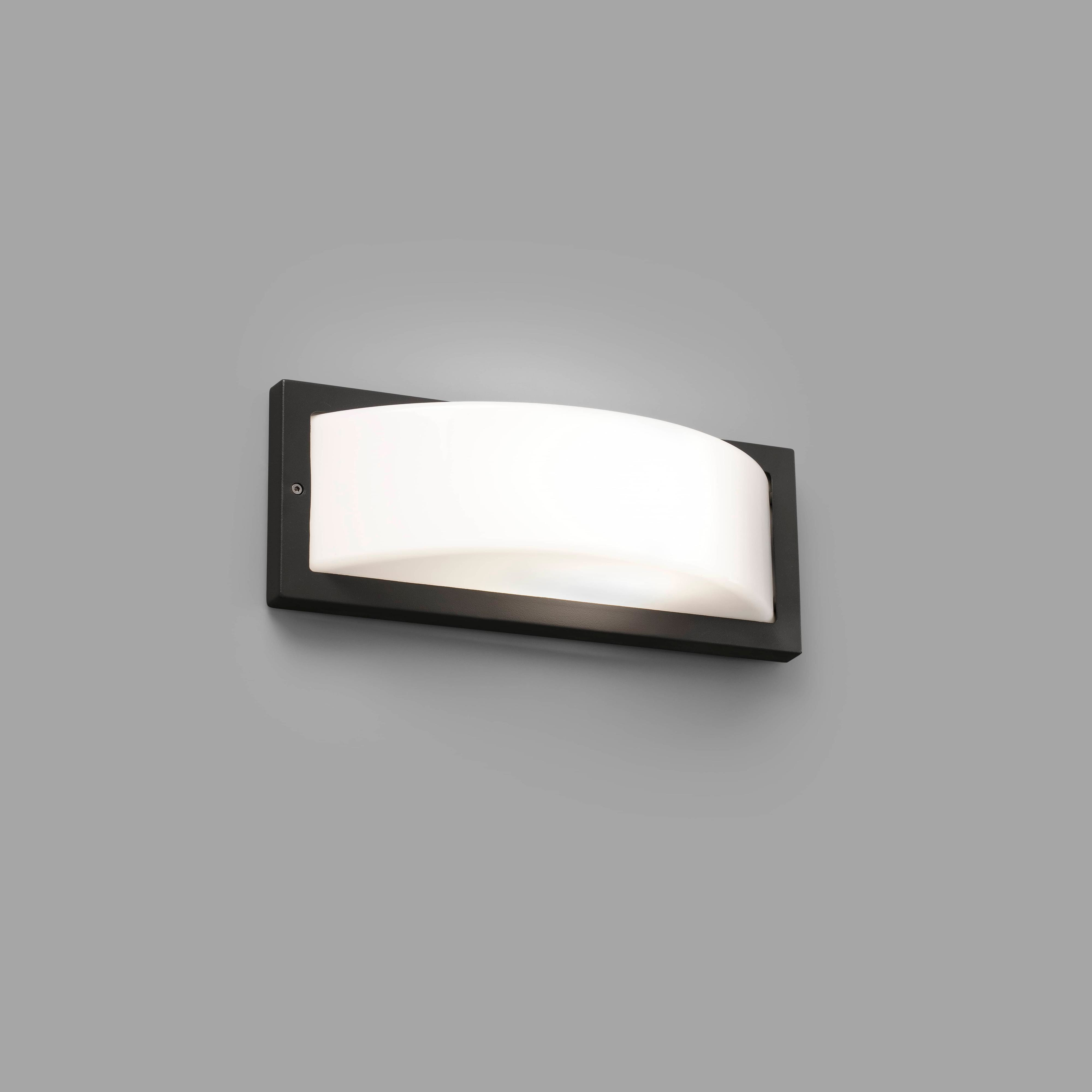 Eine schwarze, rechteckige Wandleuchte mit einem weißen, gebogenen Lichtpaneel im Inneren.