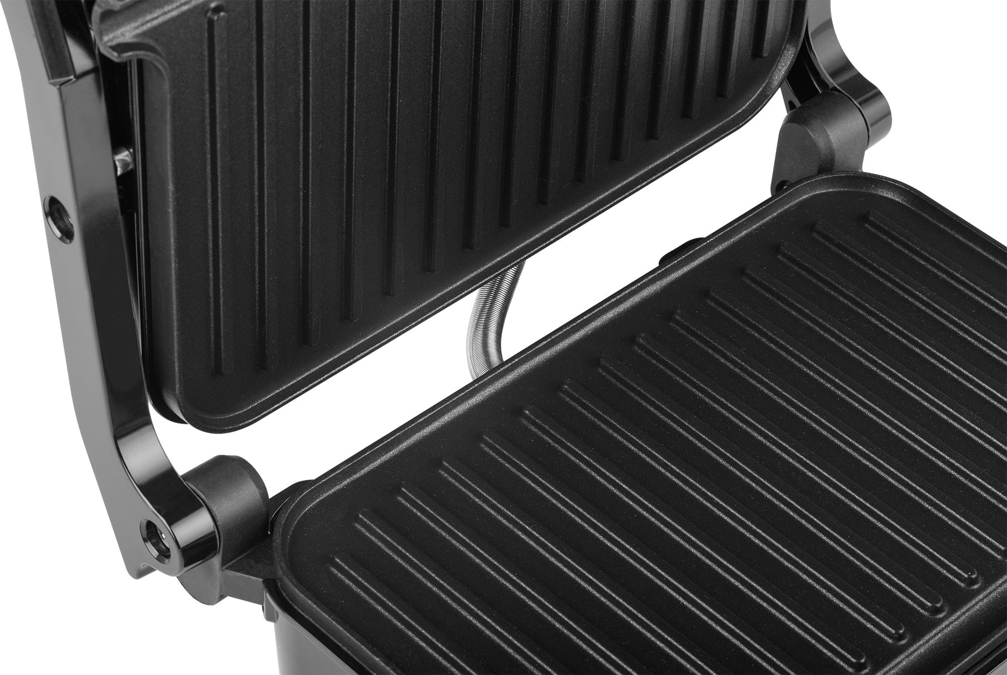 Nahaufnahme eines schwarzen Sandwichmakers mit geriffelten Platten. Der Toaster ist offen.