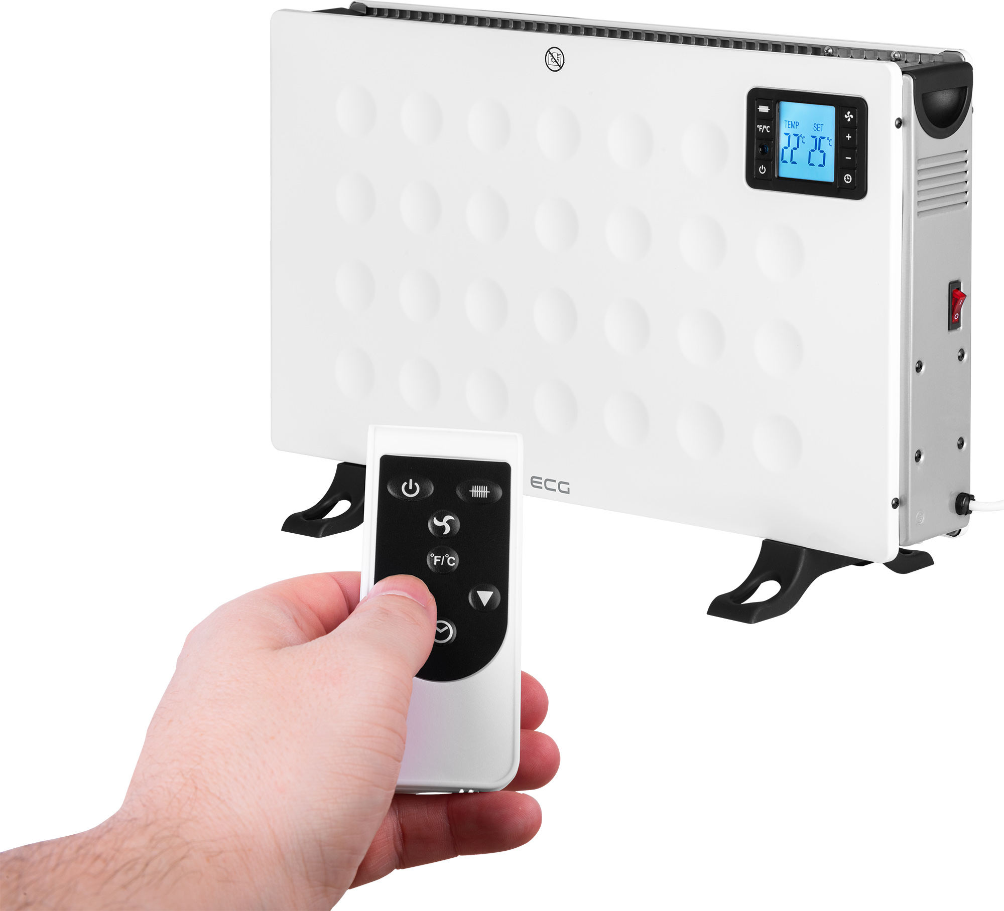 Biały grzejnik elektryczny z cyfrowym wyświetlaczem. Ręka trzyma pilota.