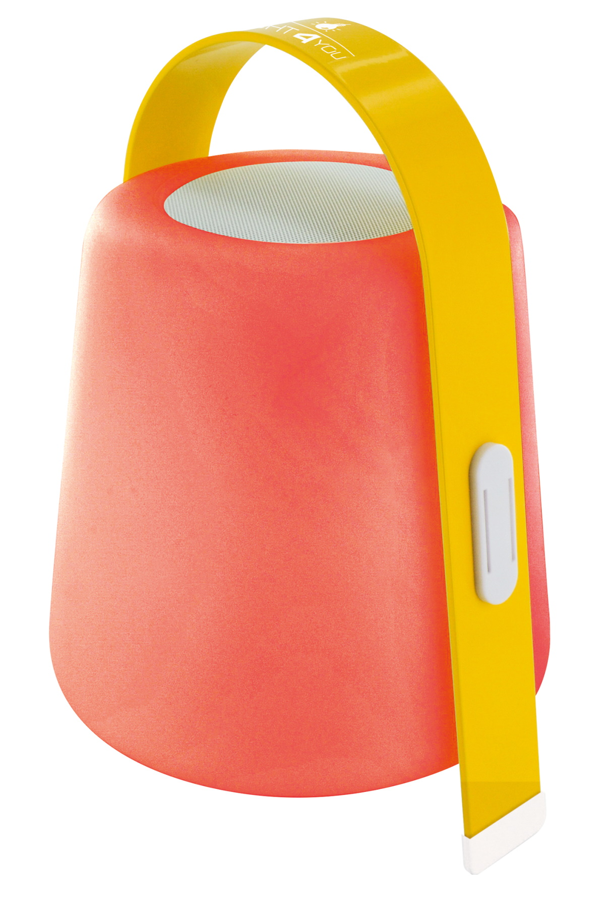 Orangeroter Lautsprecher mit gelbem Griff. Weißer Knopf an der Seite. Weißer Hintergrund.