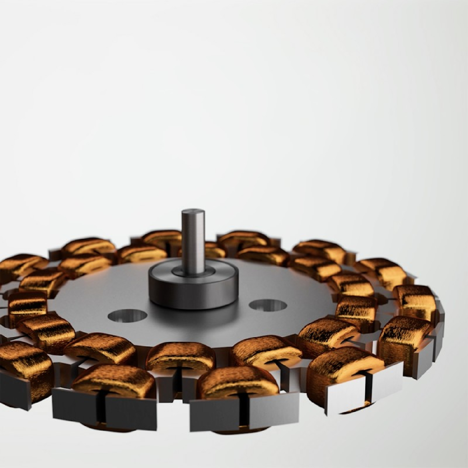 Zbliżenie metalowej zębatki ze złotymi akcentami. Białe tło.