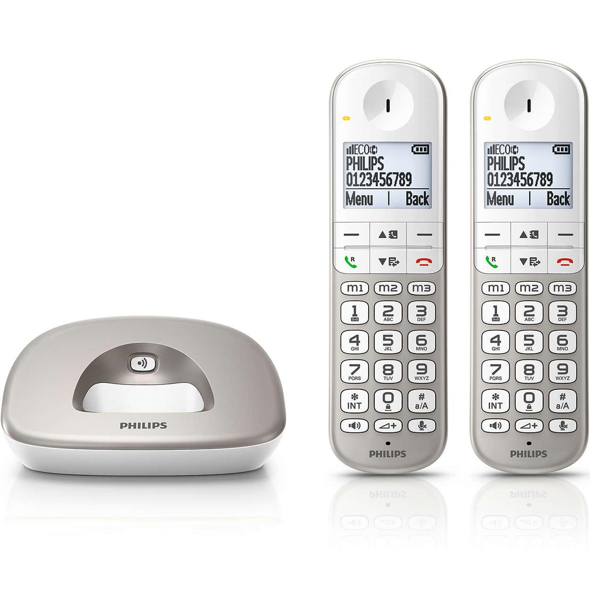 Dos teléfonos inalámbricos con una base de carga. Teléfonos blancos con pantallas.