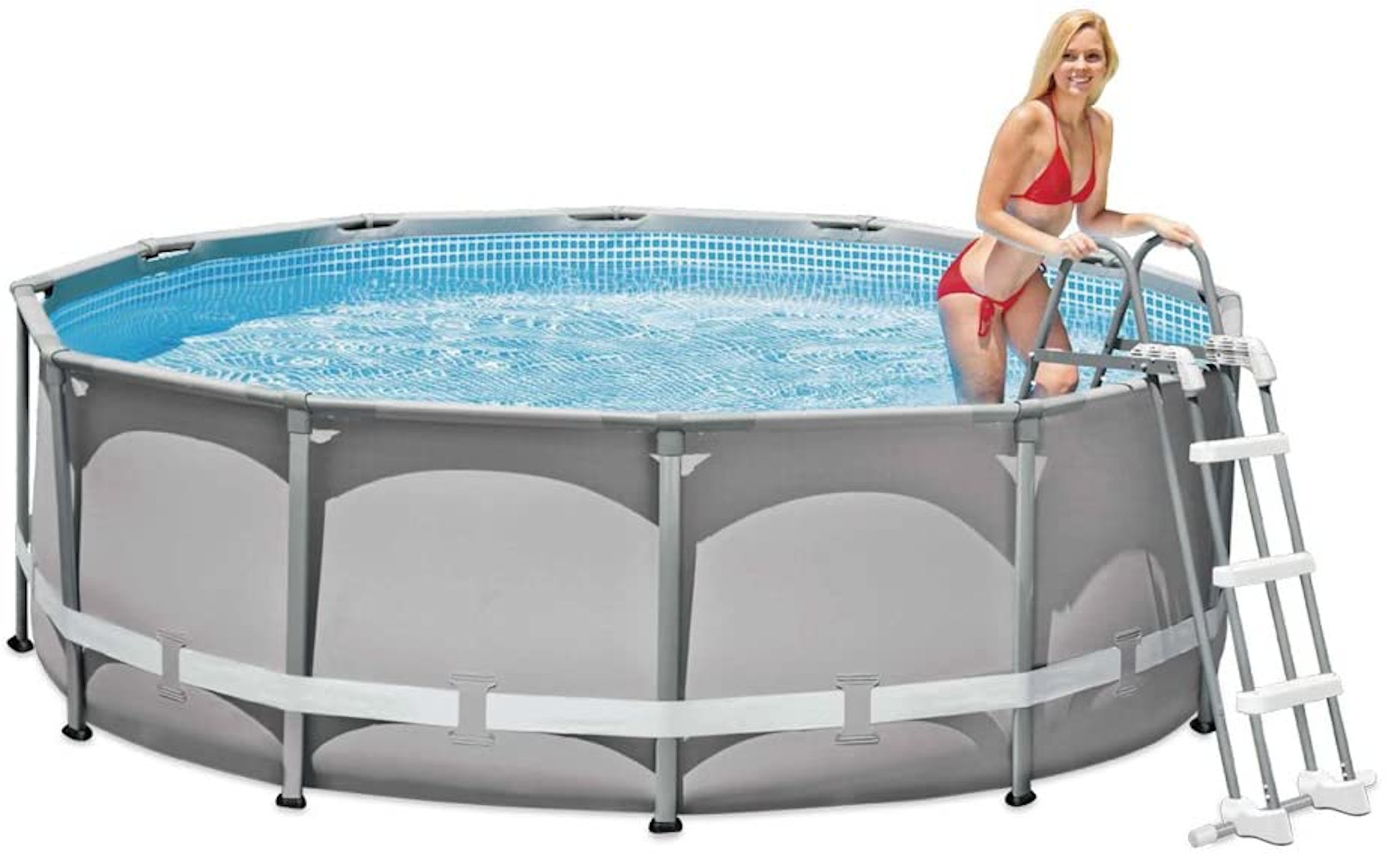Eine Frau in einem roten Bikini steigt in einen runden Pool mit Metallrahmen und Leiter.
