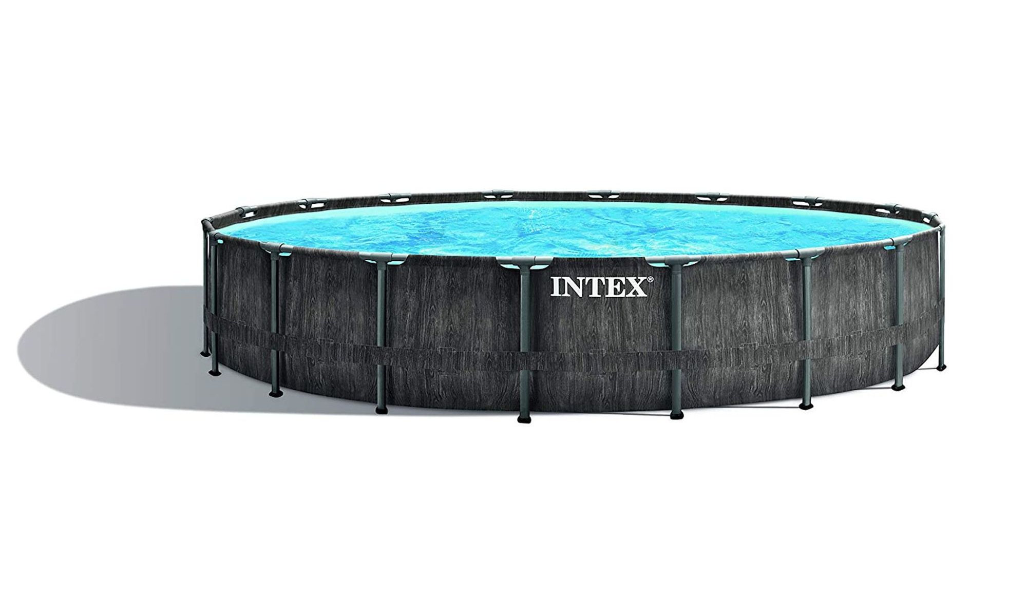 Ein großer, runder oberirdischer Pool mit Wasser darin. Der Pool hat eine holzähnliche Außenseite.