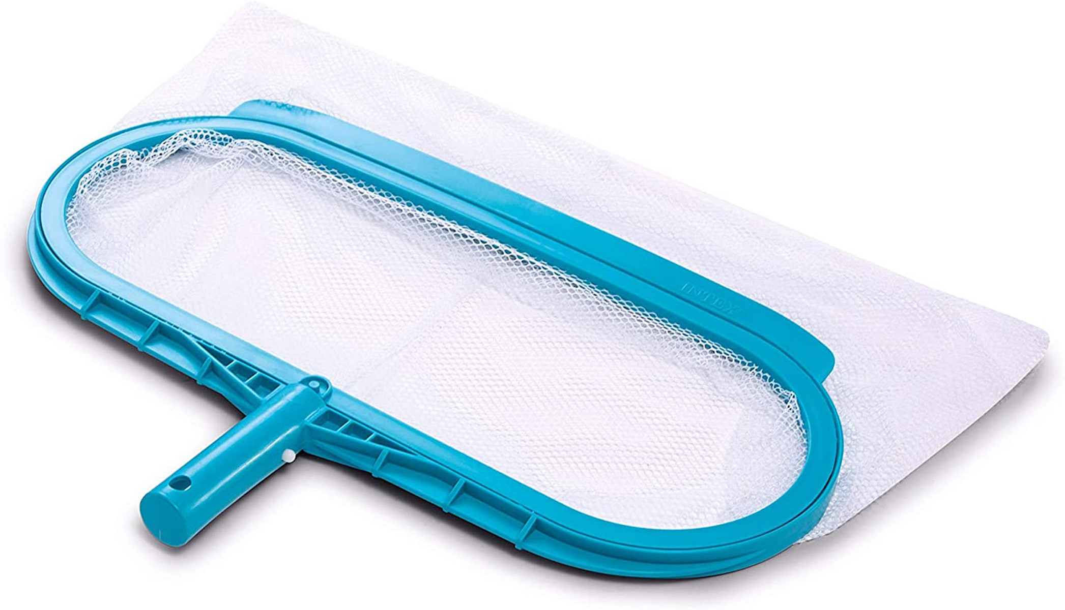 Ein blauer Poolskimmer mit weißem Netz. Der Hintergrund ist eine weiße Oberfläche.