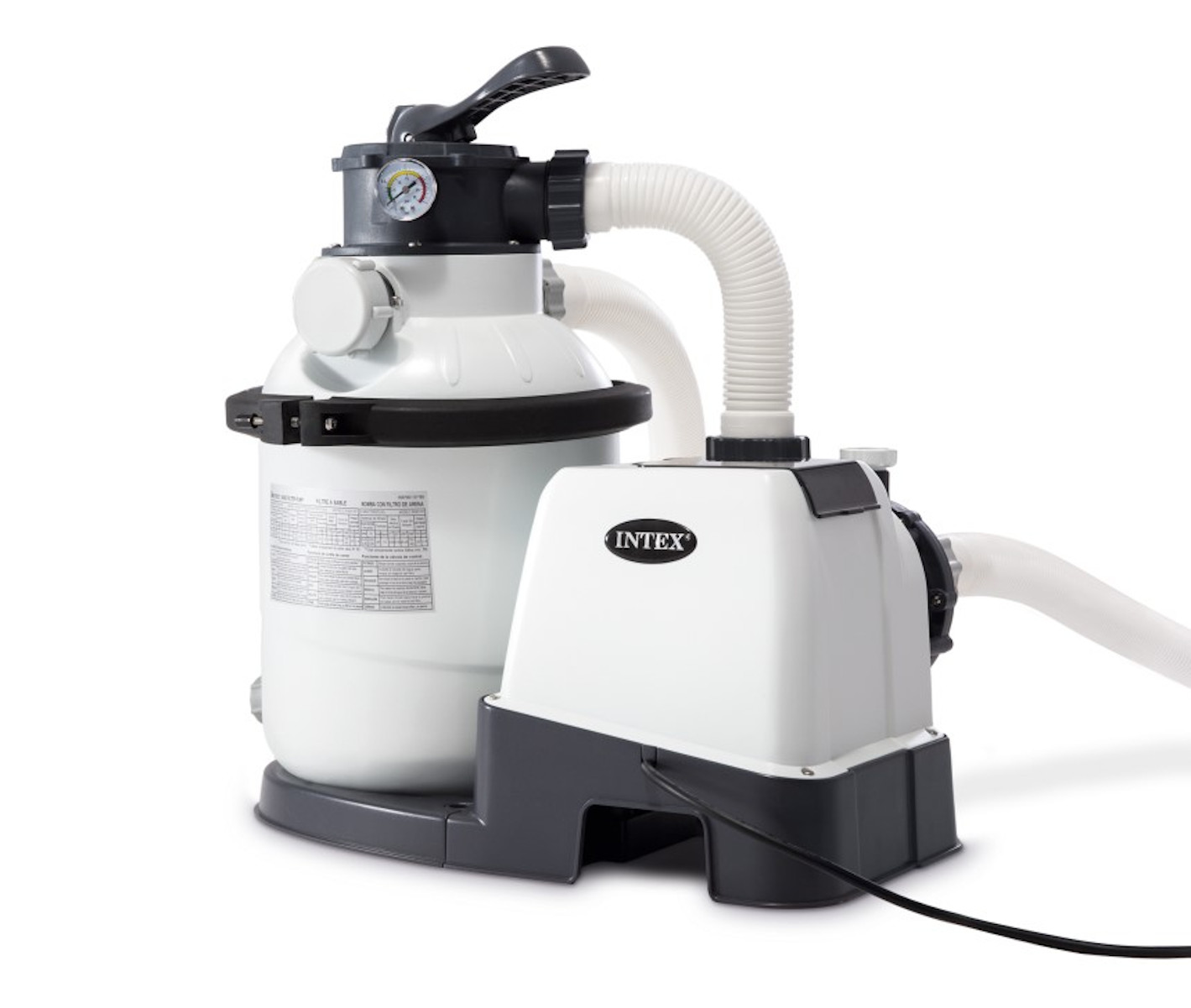 Weiß-graues Intex-Poolfiltersystem. Es hat einen angeschlossenen Schlauch und einen schwarzen Deckel.