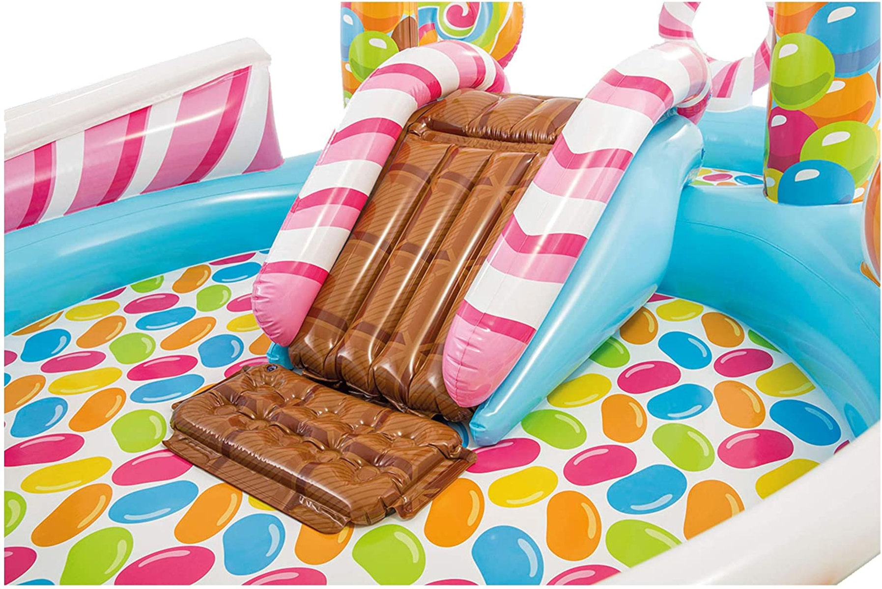 Parco acquatico gonfiabile a tema caramelle con scivolo, decorazioni e piscina.