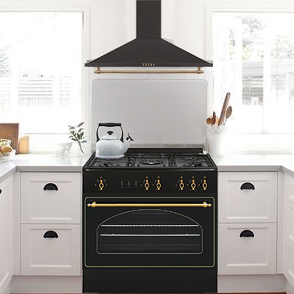 Cocina negra y dorada con campana extractora, armarios blancos y accesorios en la cocina.