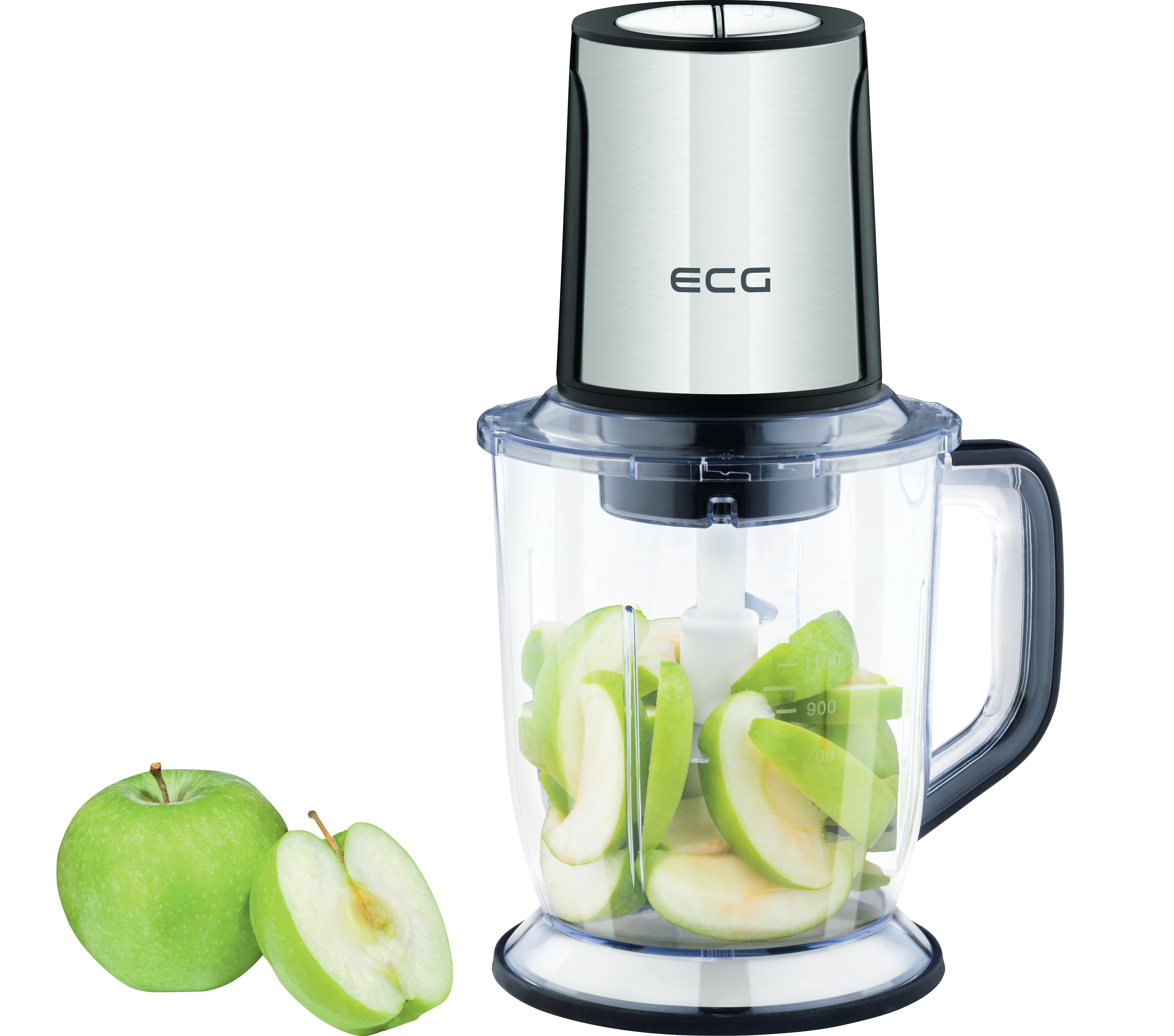 Ein Foodprozessor mit gehackten grünen Äpfeln. Ein ganzer Apfel und eine halbe Apfel daneben.